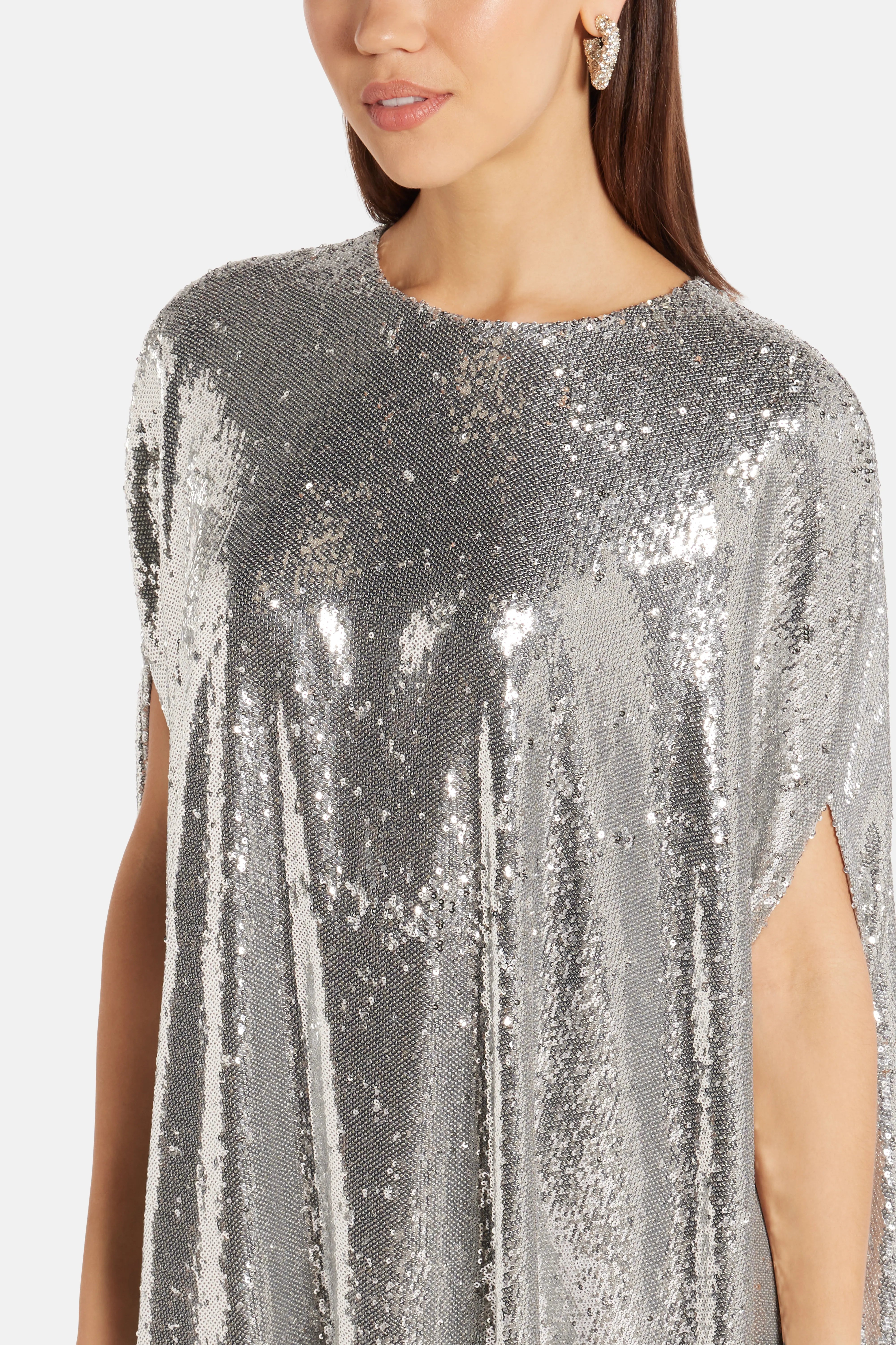 فستان سهرة من إيليونور بالترتر باللون الفضي