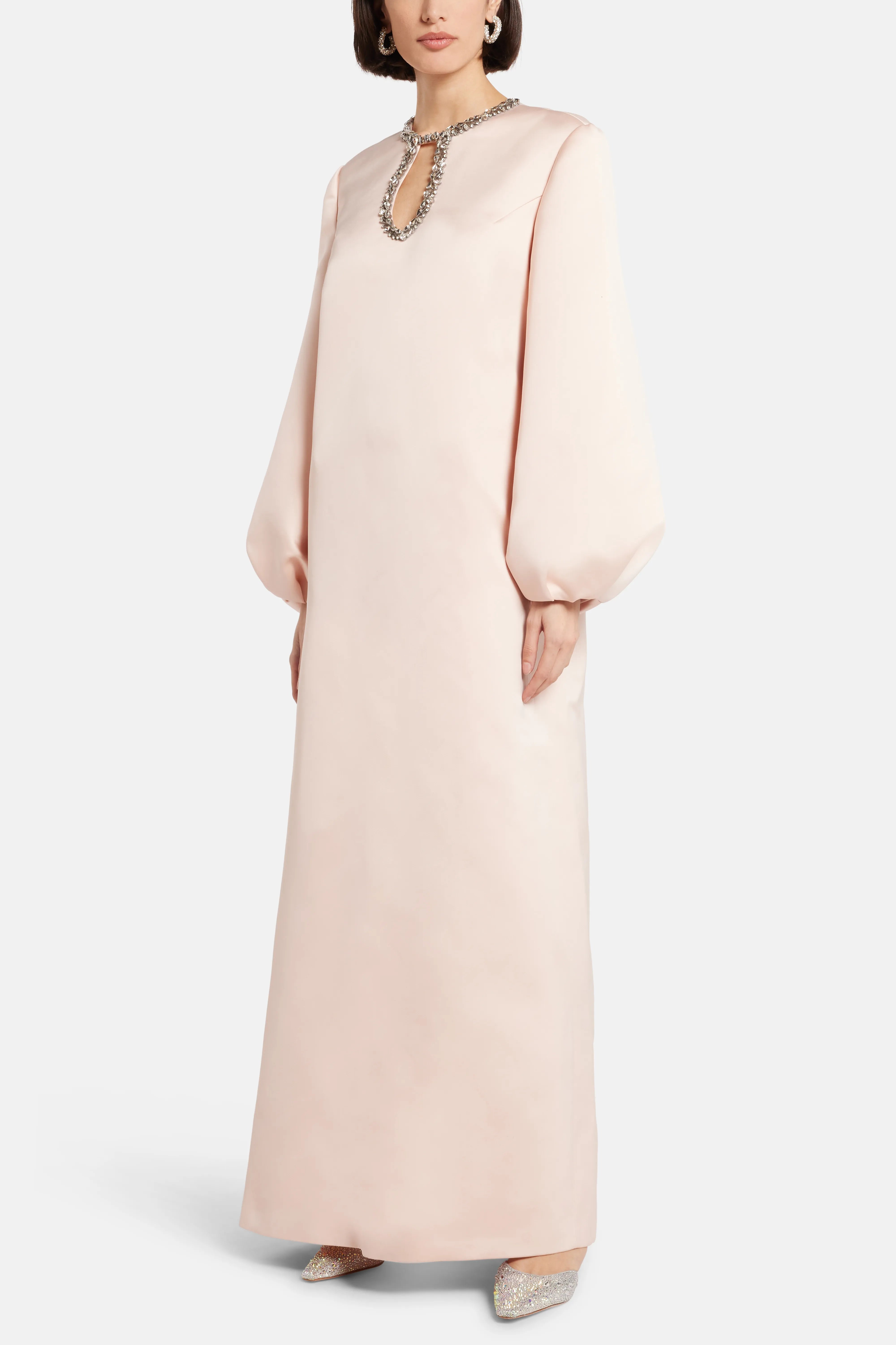 فستان سهرة مطرز بأكمام منفوخة