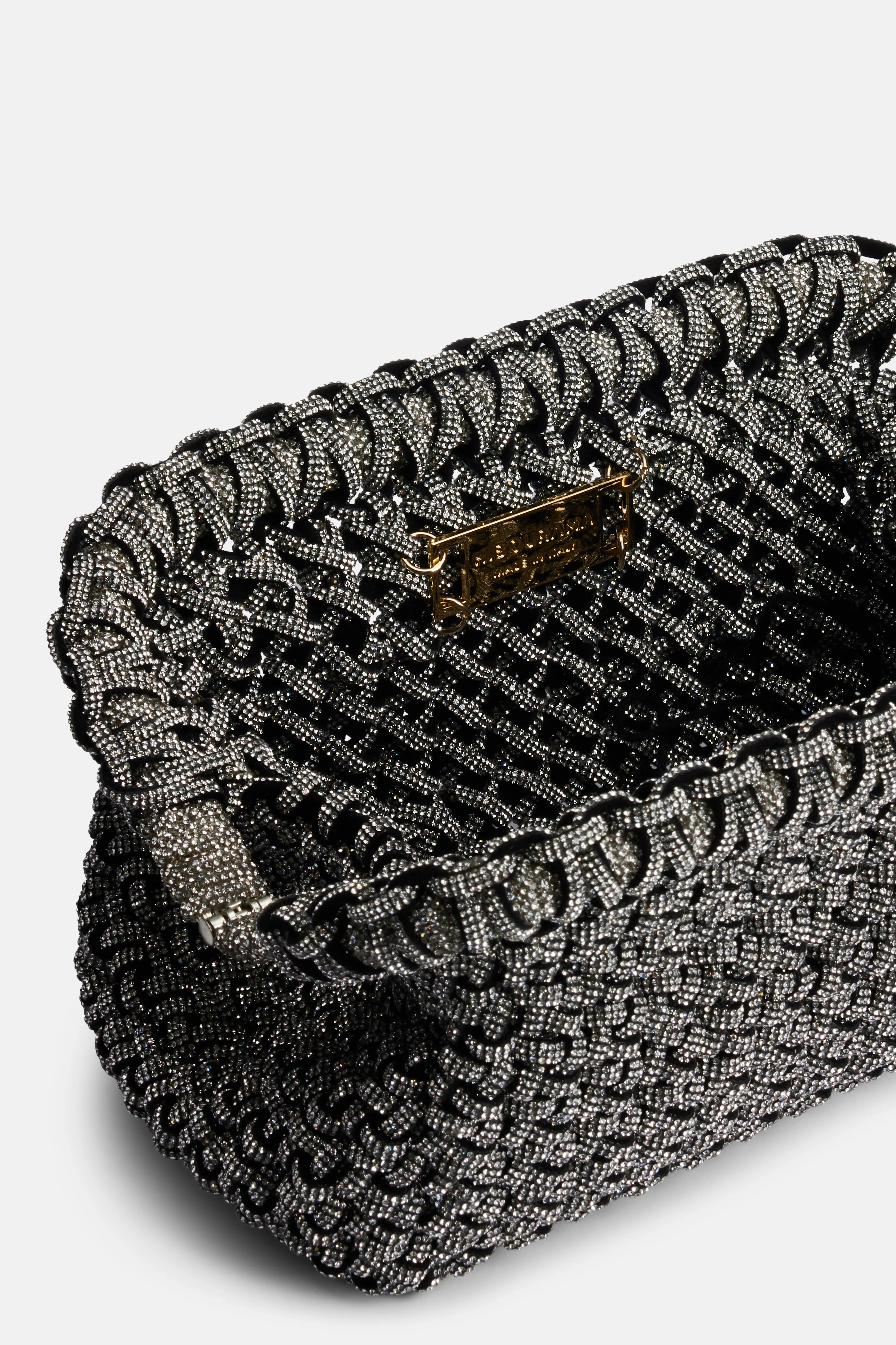 حقيبة كلاتش مزينة بالكريستالات باللون الأسود