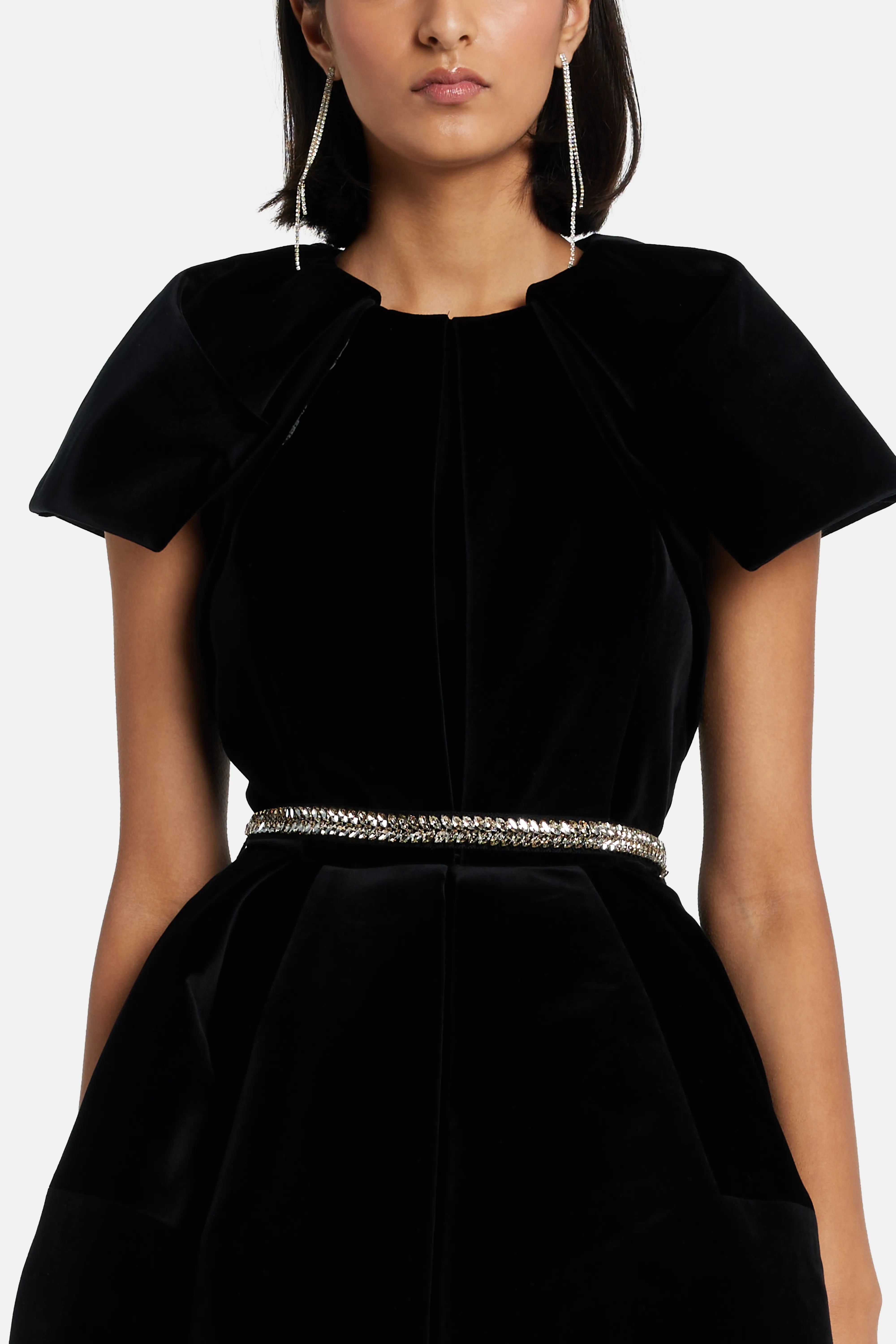 فستان قصير مخملي باللون الأسود مع حزام كريستالي