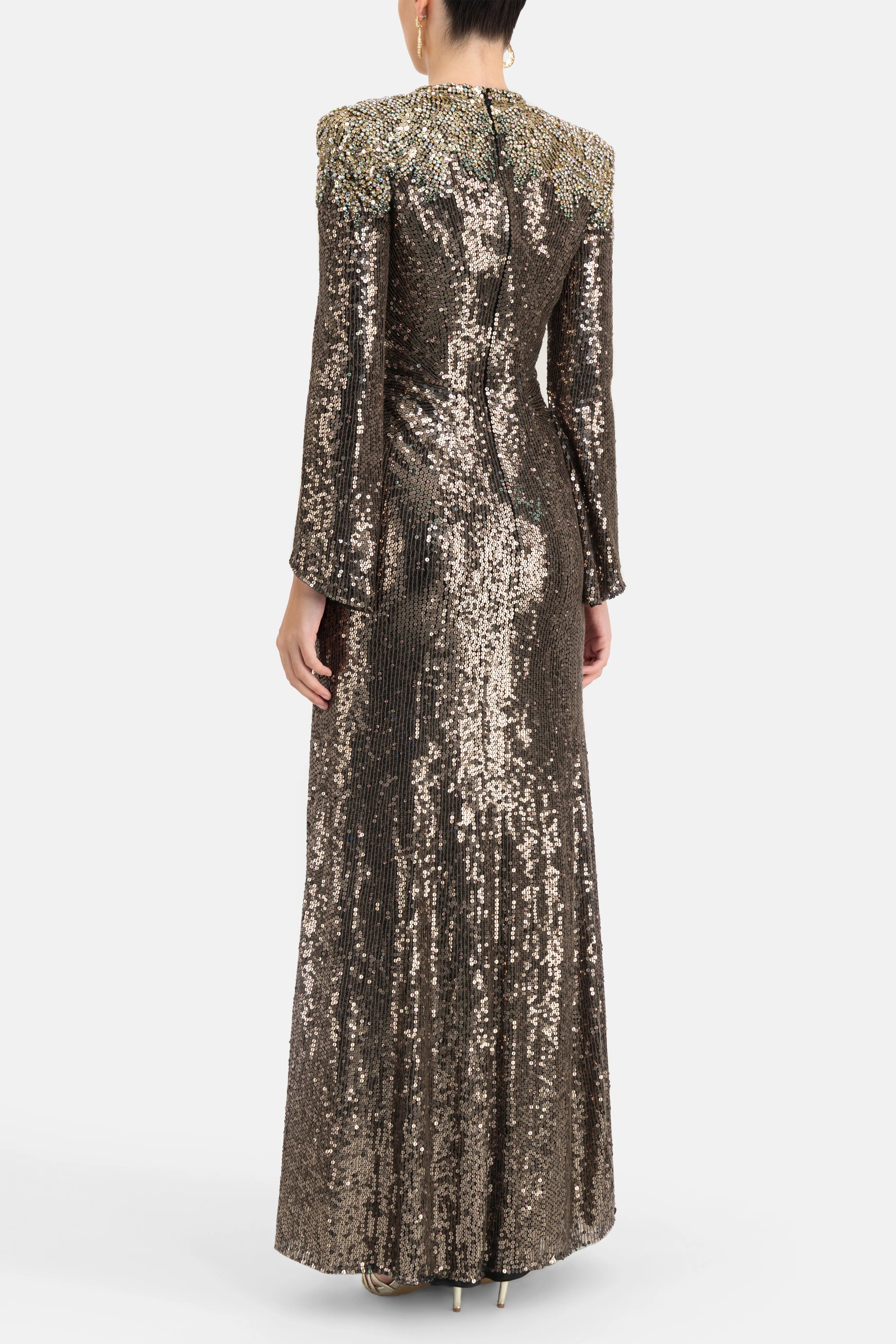 فستان سهرة "زينيا" برقبة على شكل V مطرّز بالترتر باللون البني والذهبي