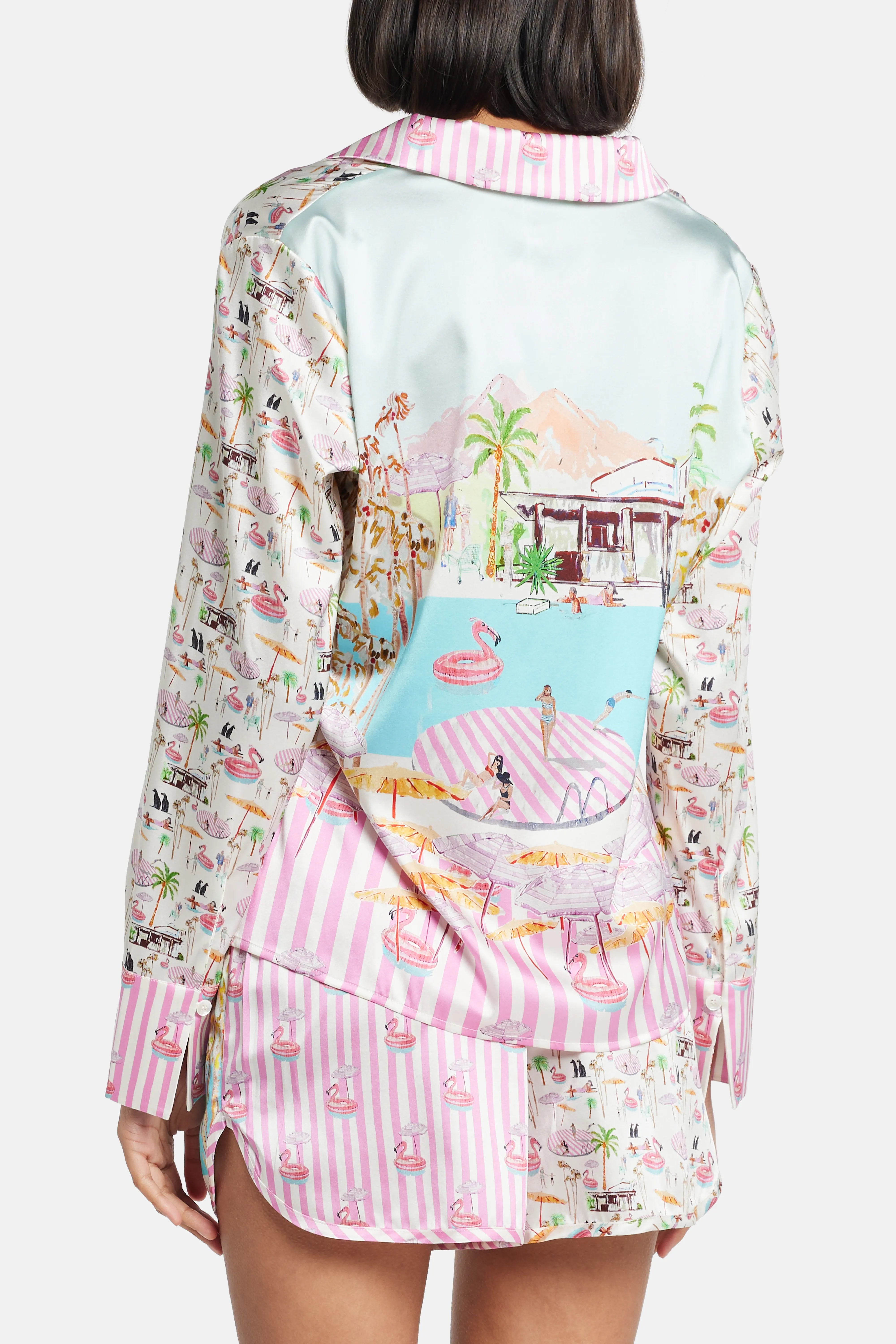 بلوزة "فلامينغو كلوب" حريرية برقبة على شكل V باللون الوردي