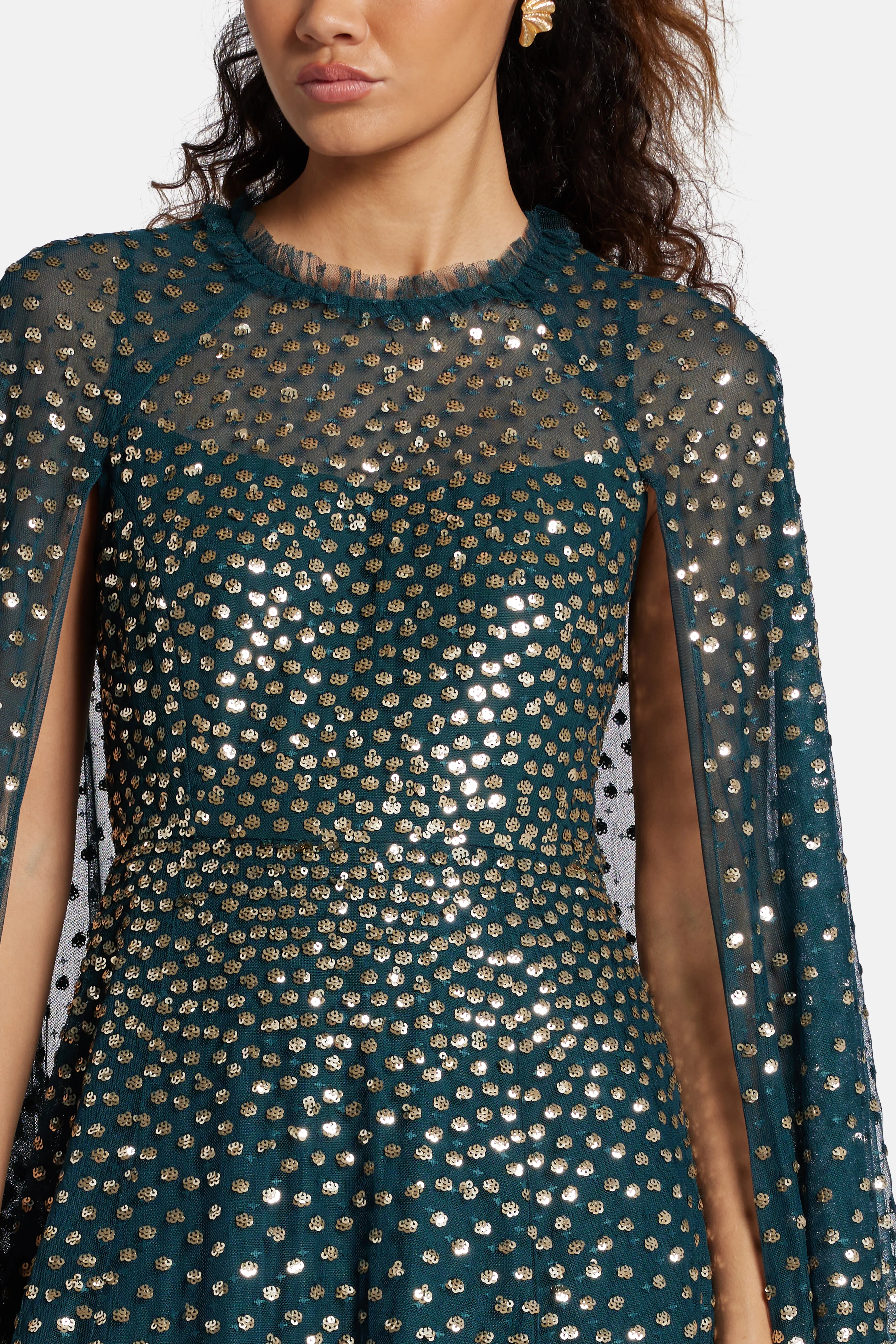 فستان سهرة بكاب مزين بالترتر باللون الأخضر