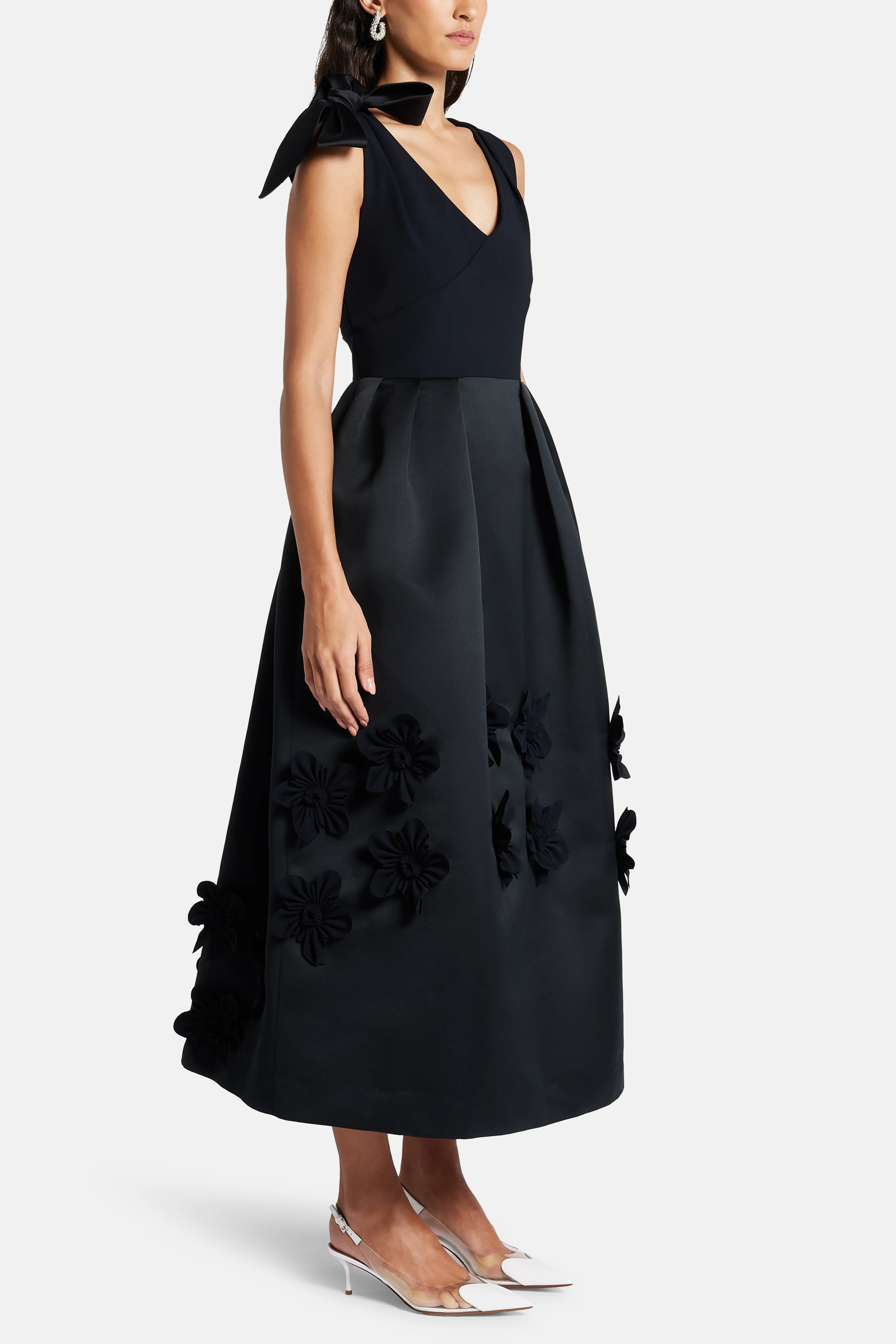 Floral Applique V Neck Sleeveless Silk Blend Evening Gown in Black