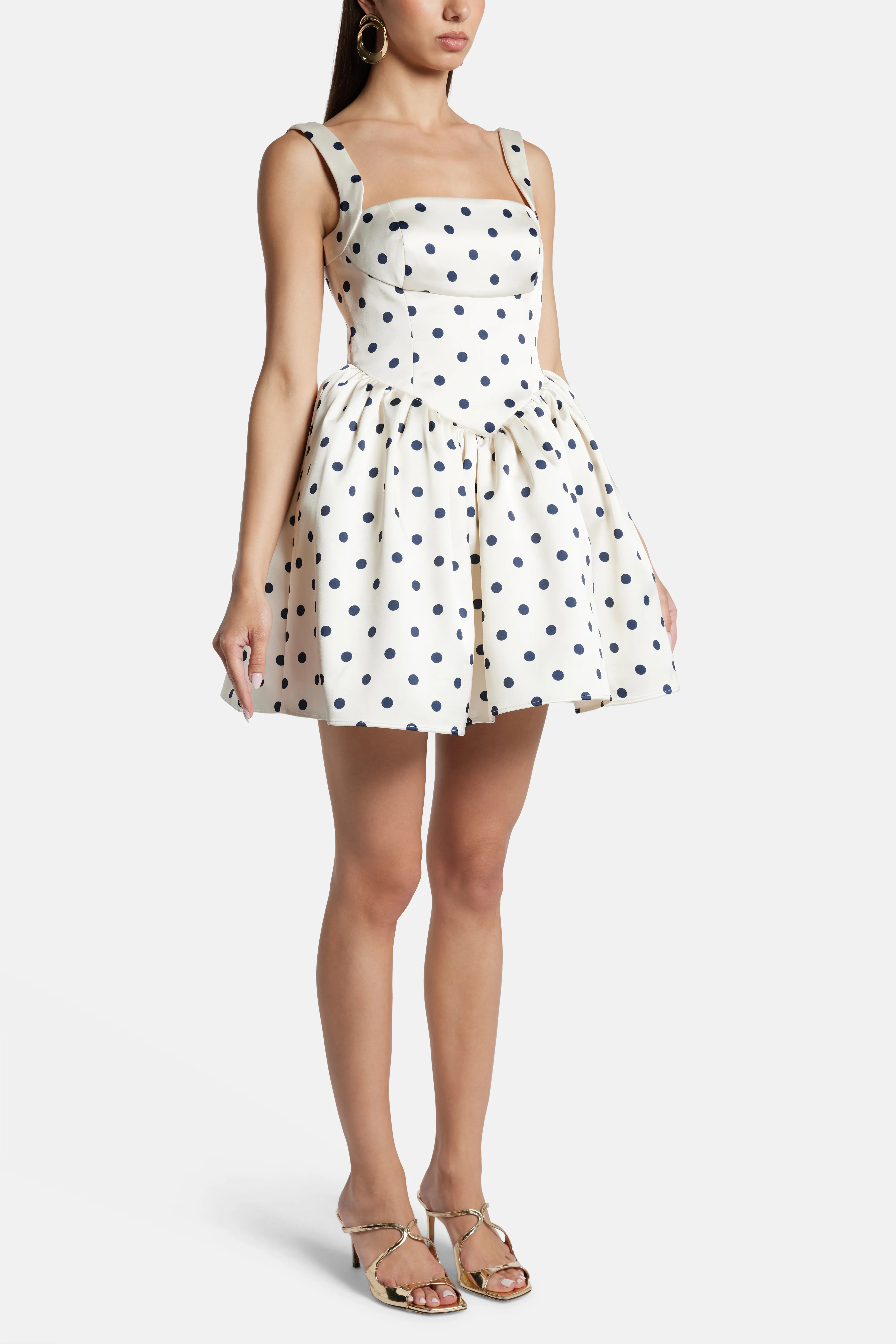 فستان ساتان ميني بدون أكمام باللون الأبيض بنقشة منقطة