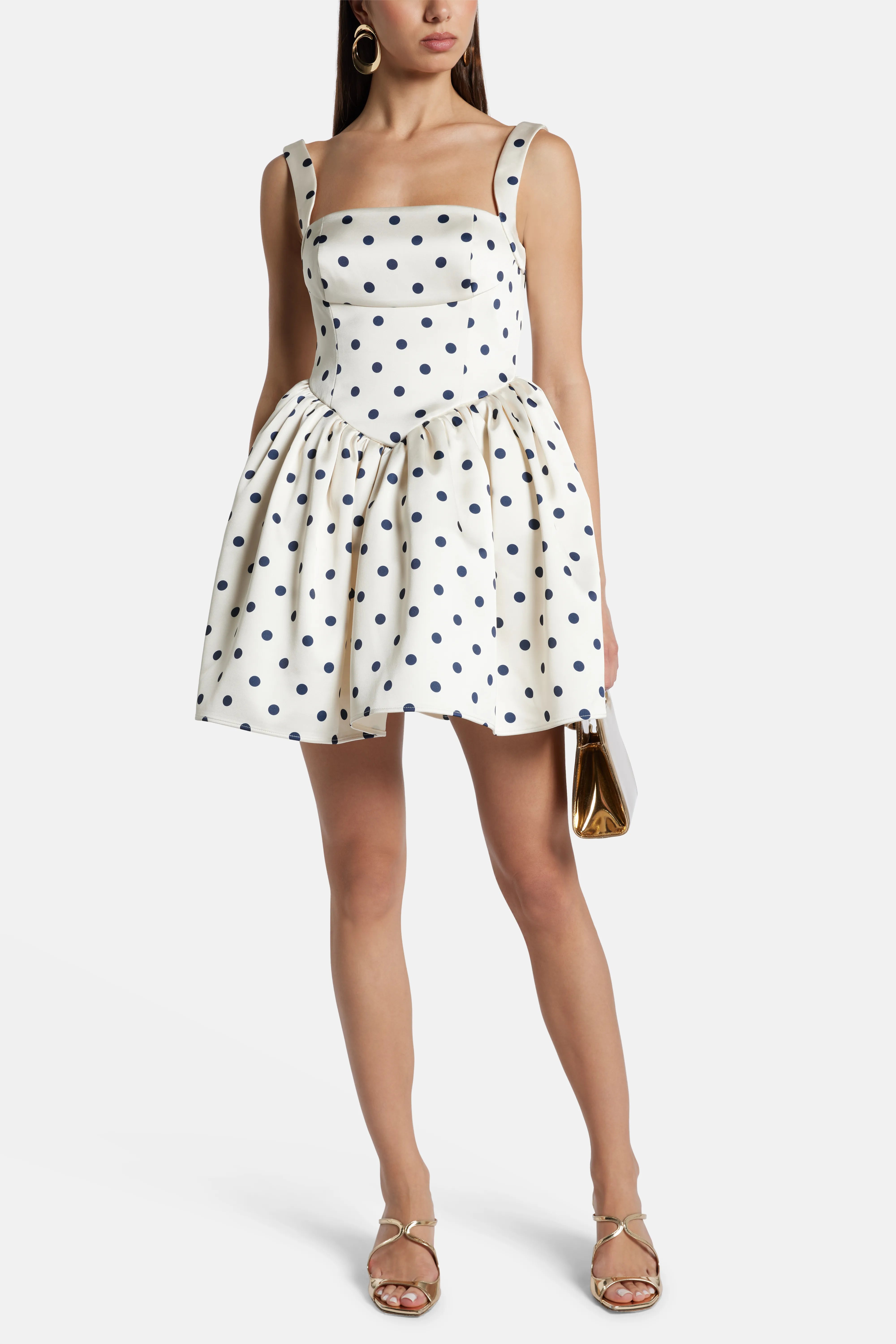 فستان ساتان ميني بدون أكمام باللون الأبيض بنقشة منقطة