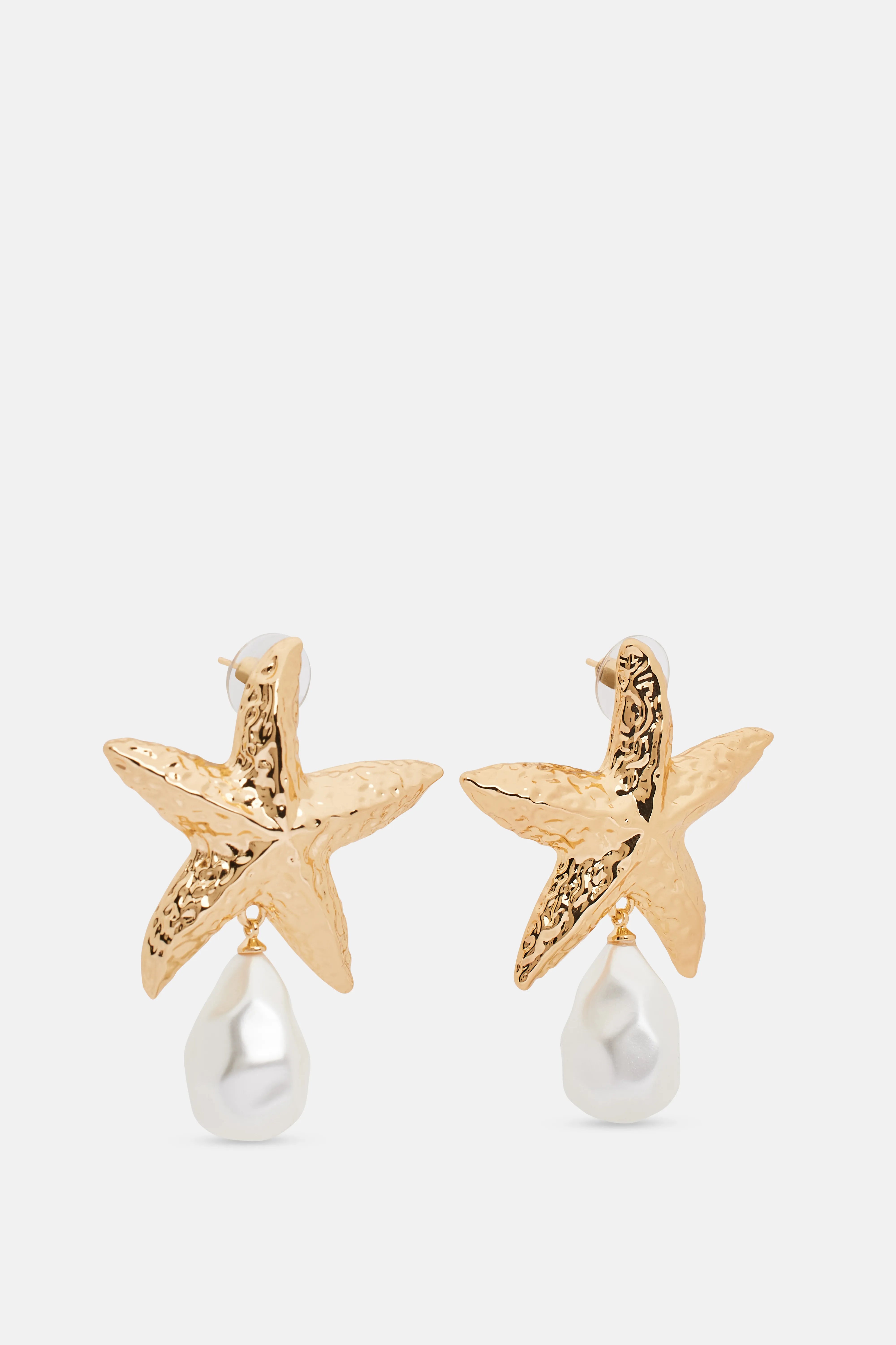 أقراط ستد على شكل نجمة البحر مزينة باللؤلؤ باللون الذهبي