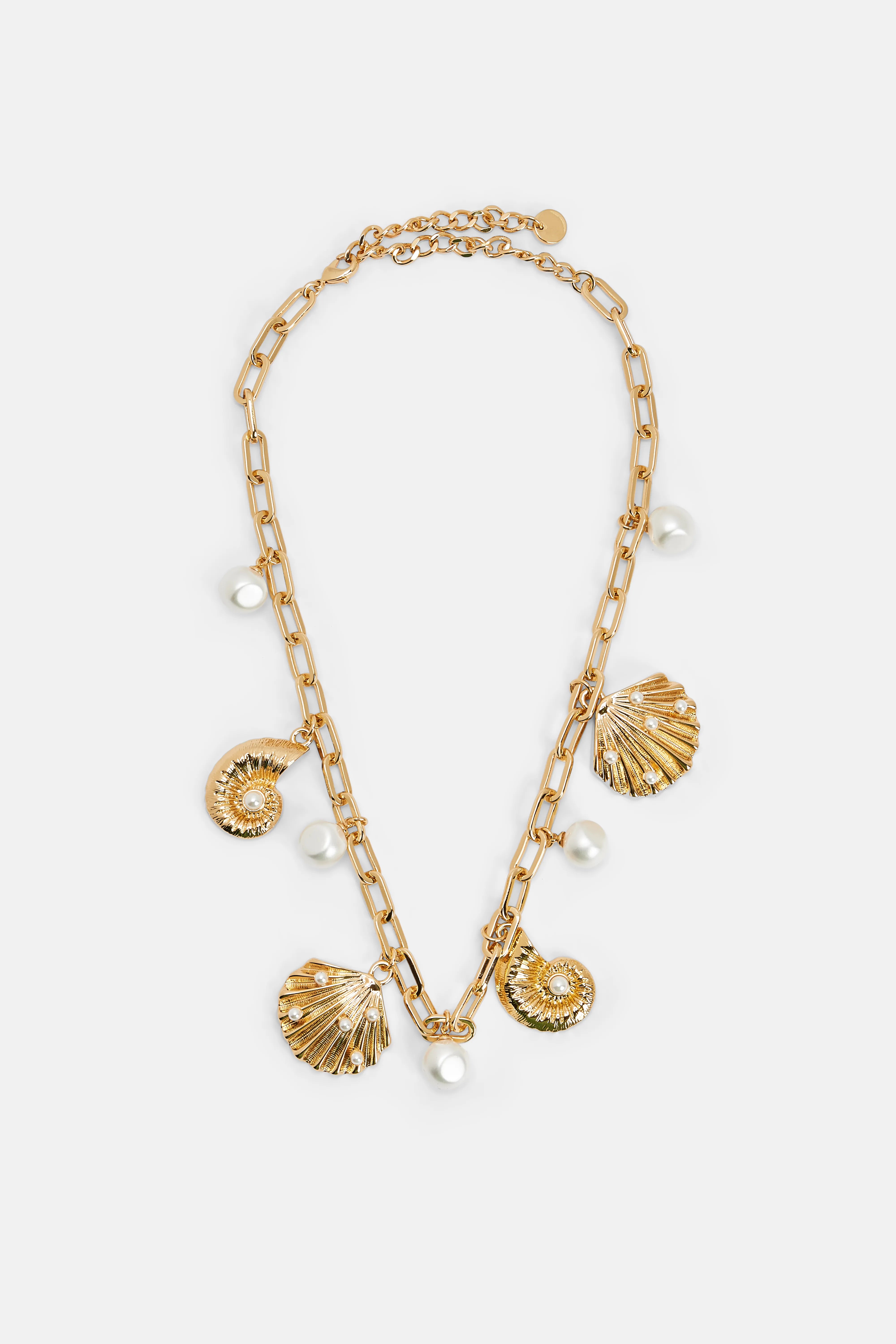 قلادة بقلادات اللؤلؤ باللون الذهبي