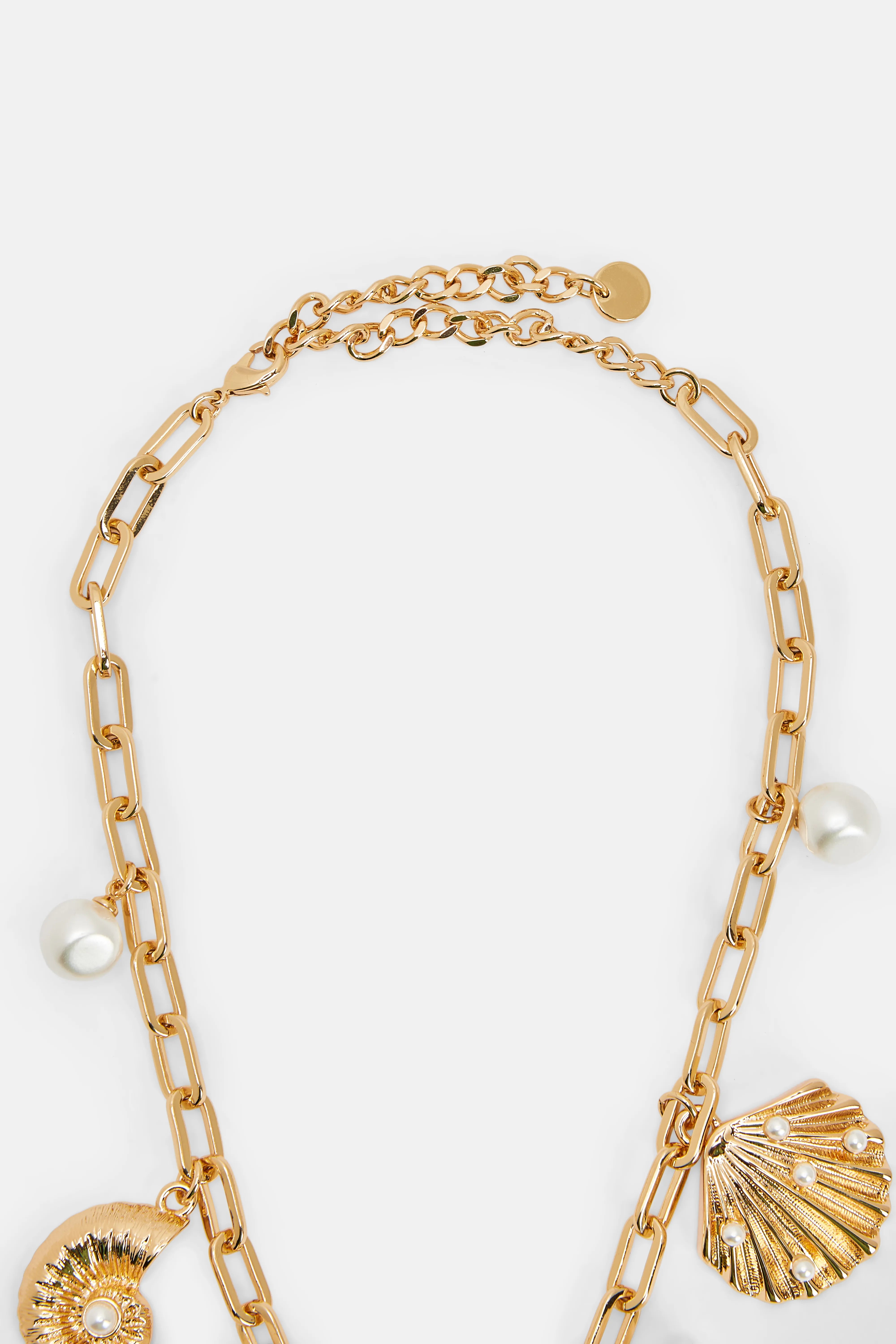 قلادة بقلادات اللؤلؤ باللون الذهبي