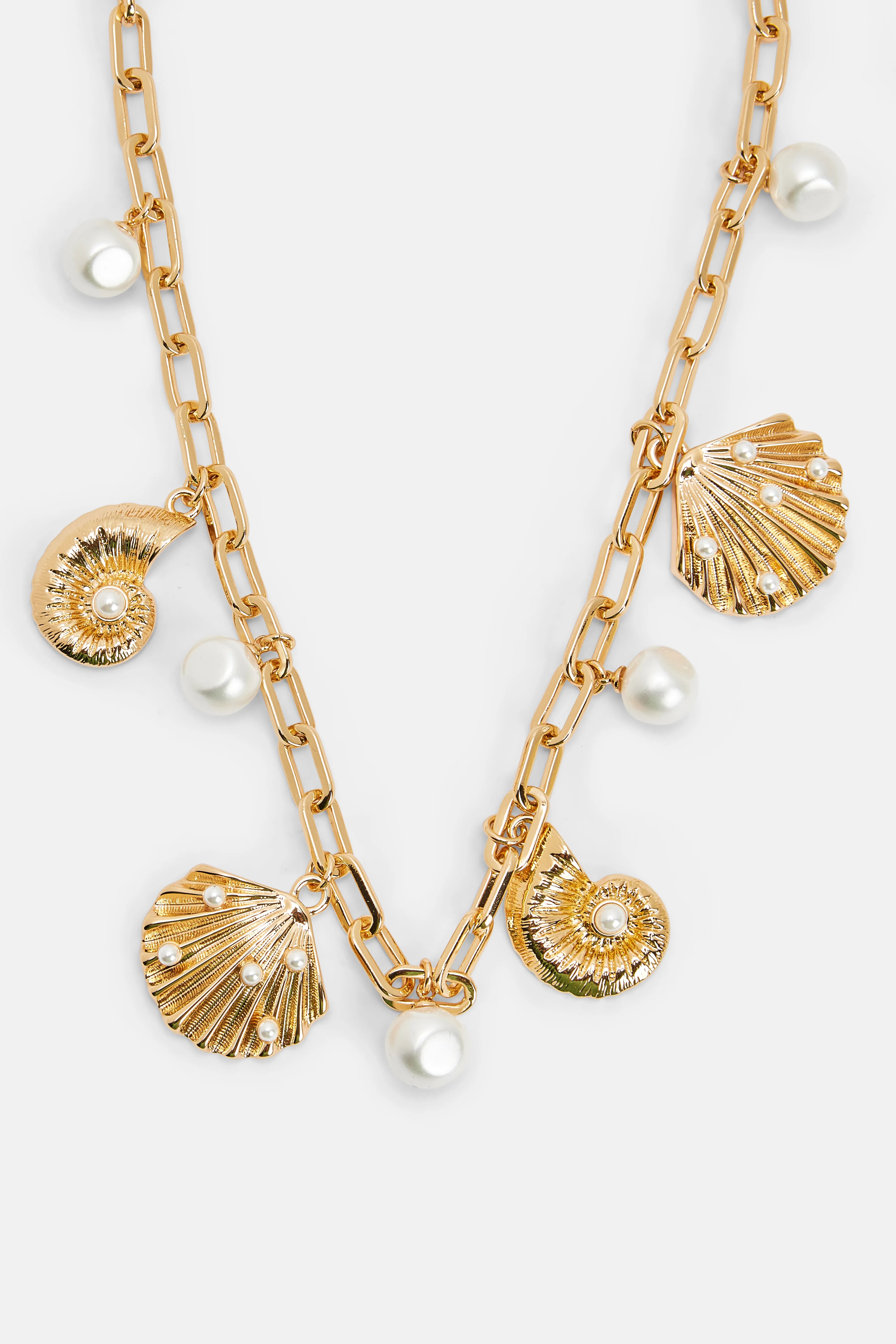 قلادة بقلادات اللؤلؤ باللون الذهبي