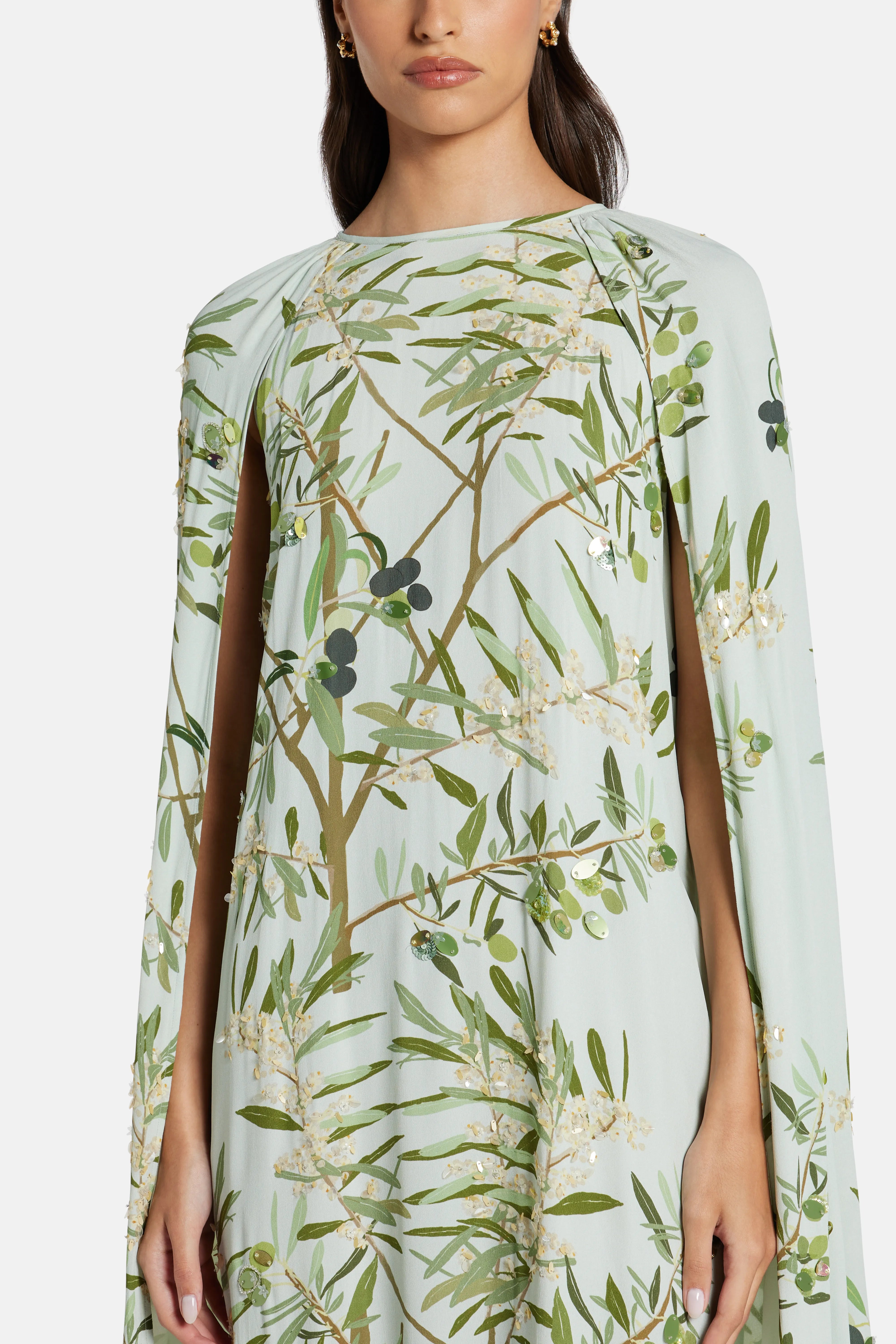 فستان ماكسي مينّي كيب مطرّز باللون الأخضر