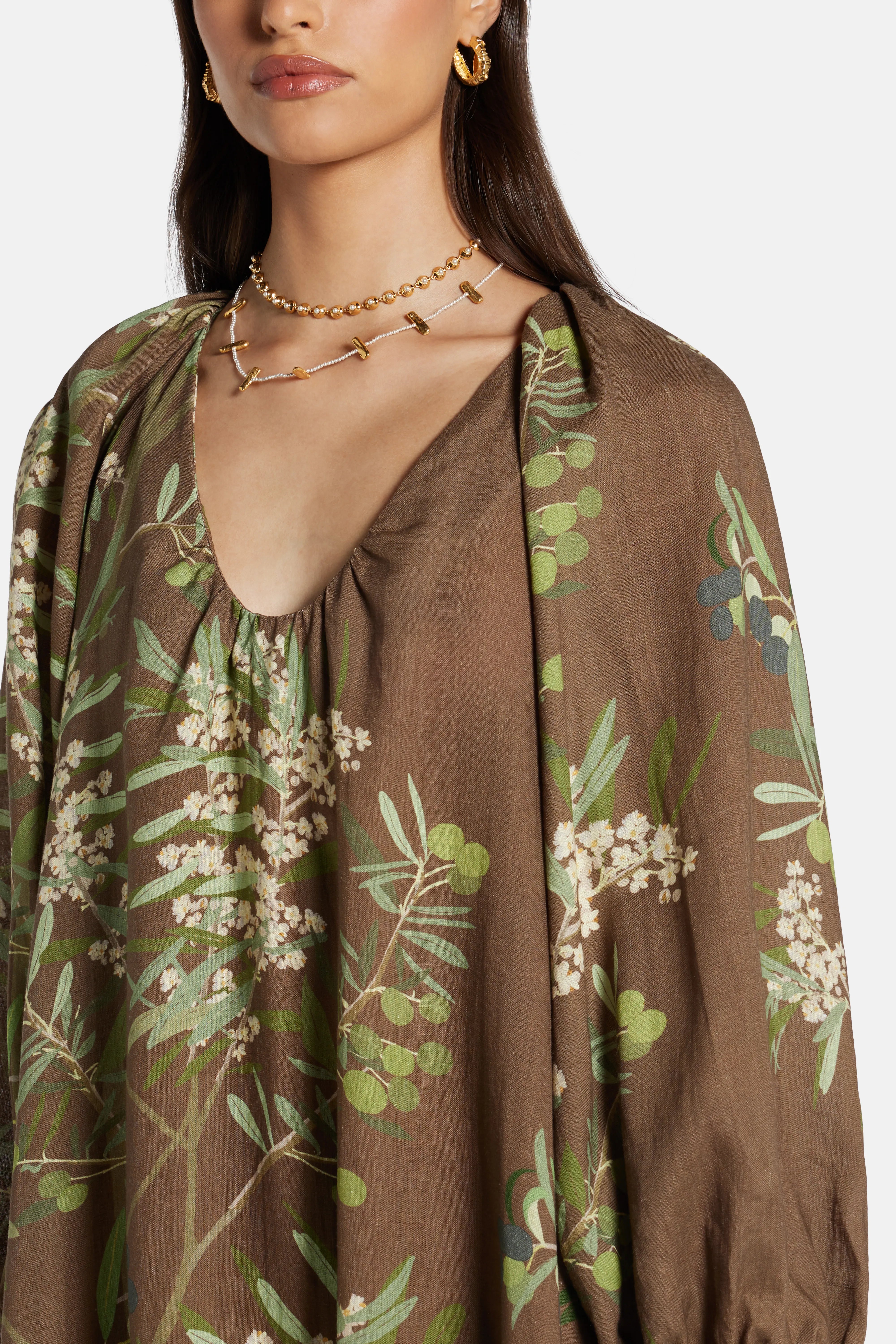 فستان جورجيو ماكسي بأكمام منتفخة باللون البني