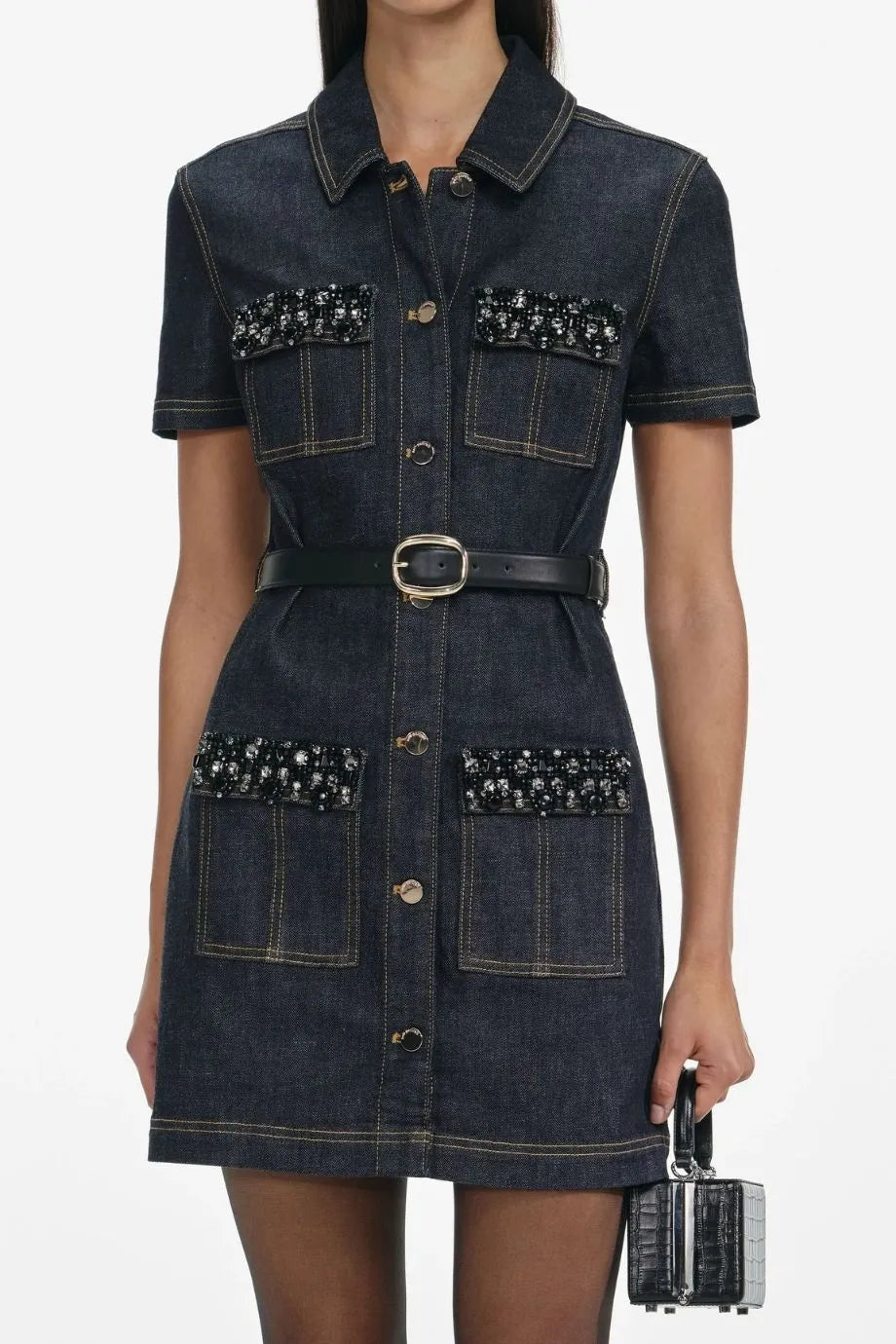 فستان قصير من الدينم بلون أزرق مع حزام وتطريز كريستالي