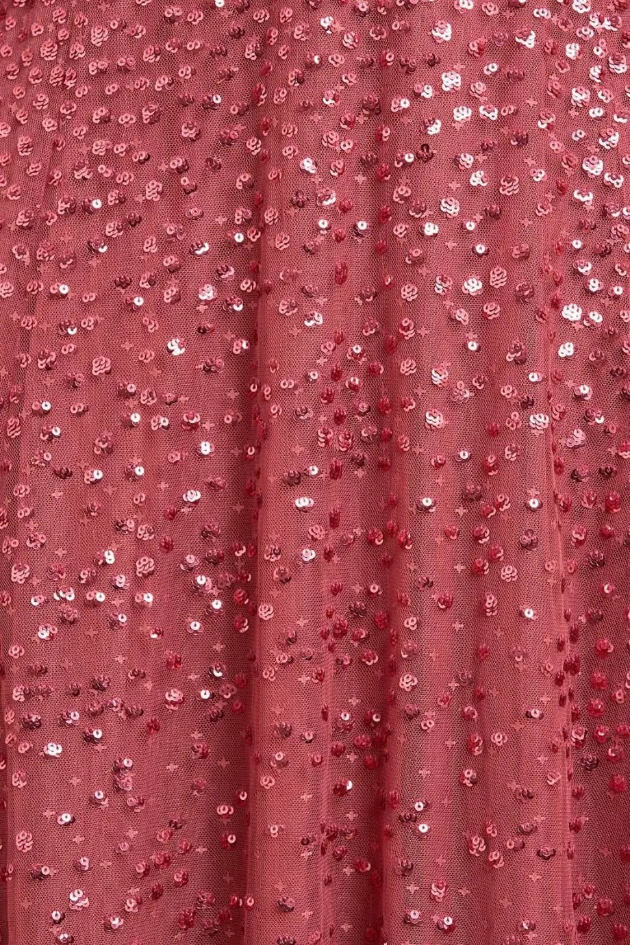 فستان سهرة باللون المارون بياقة دائرية وأكمام طويلة