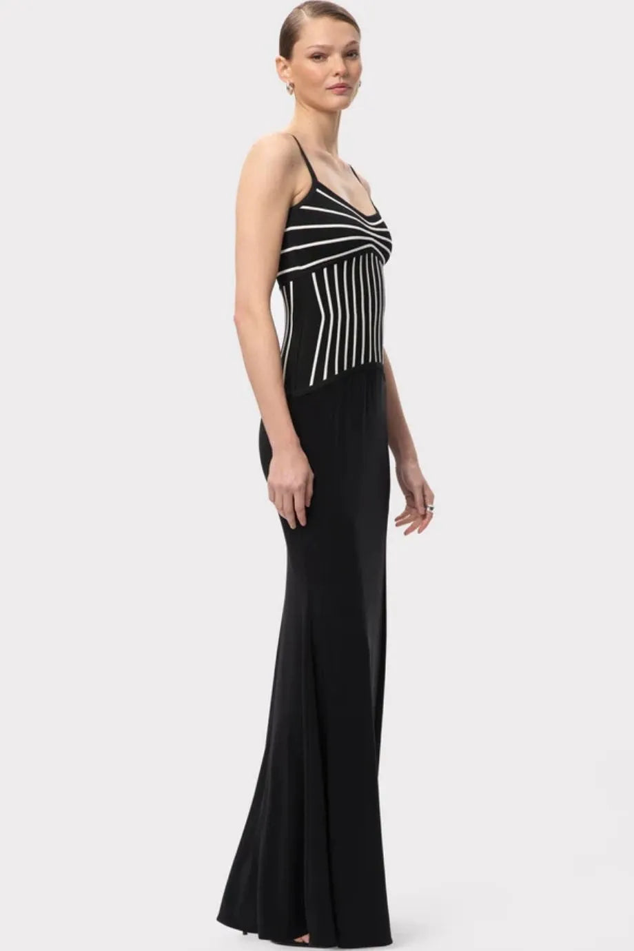 فستان ماكسي محبوك أوفيليا بدون أكمام باللون الأسود