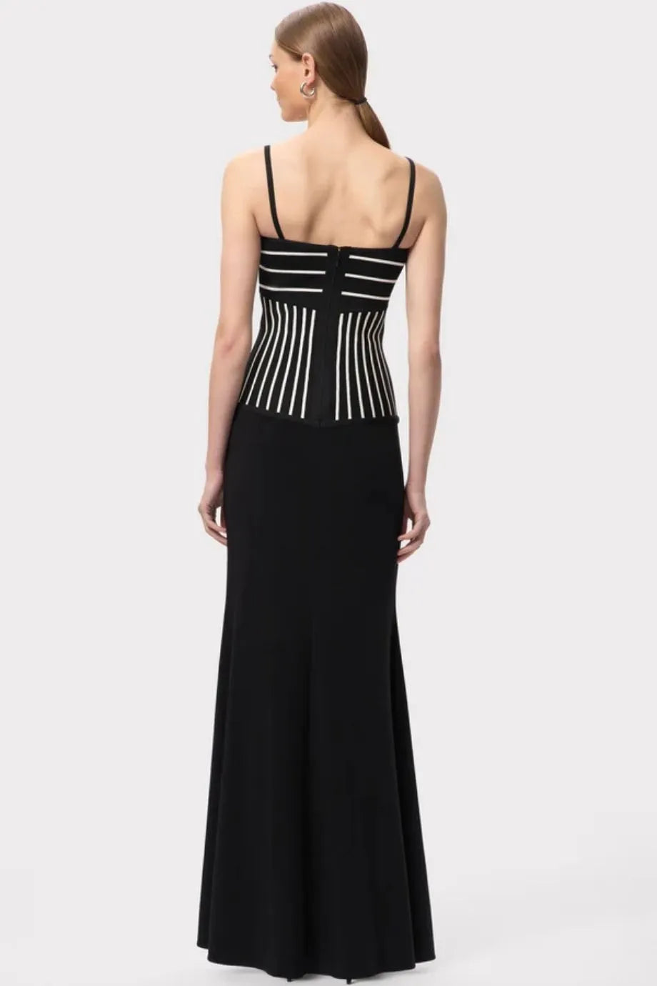 فستان ماكسي محبوك أوفيليا بدون أكمام باللون الأسود