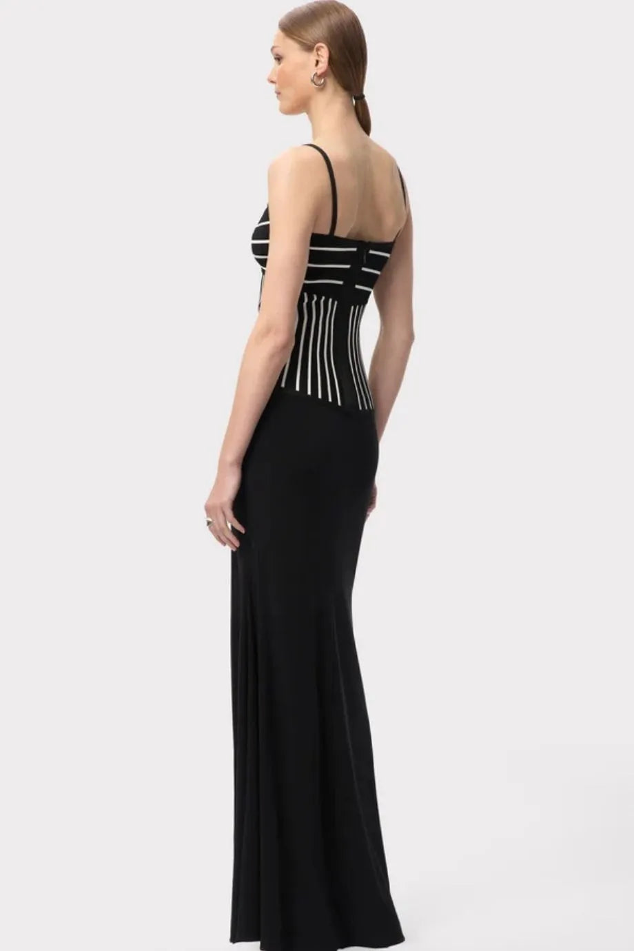 فستان ماكسي محبوك أوفيليا بدون أكمام باللون الأسود