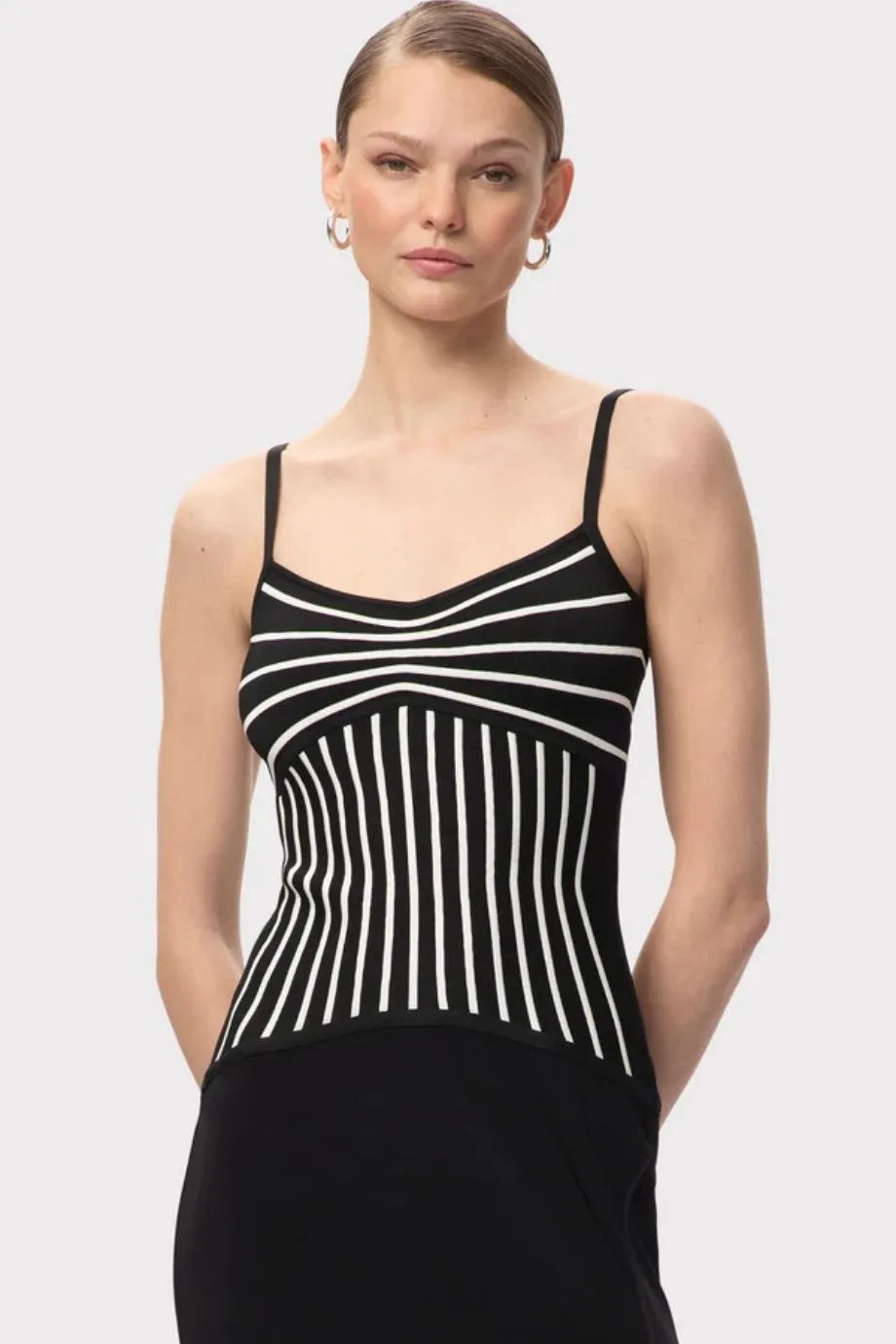 فستان ماكسي محبوك أوفيليا بدون أكمام باللون الأسود