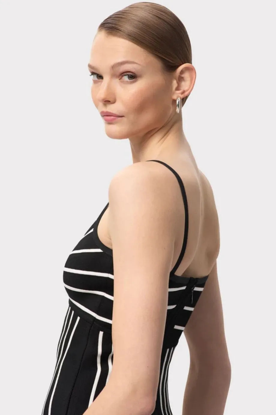 فستان ماكسي محبوك أوفيليا بدون أكمام باللون الأسود