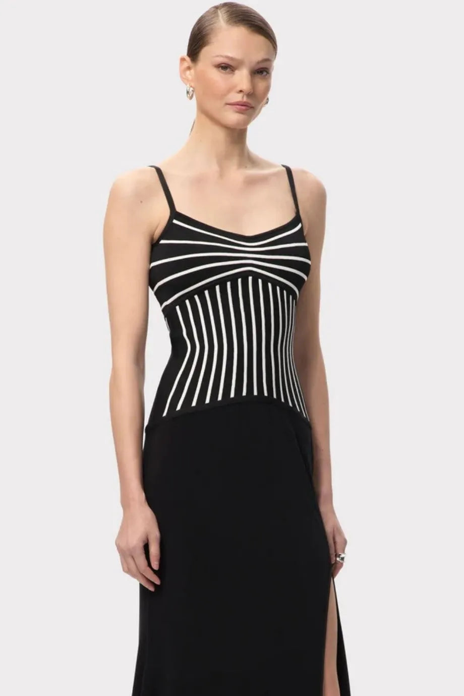 فستان ماكسي محبوك أوفيليا بدون أكمام باللون الأسود