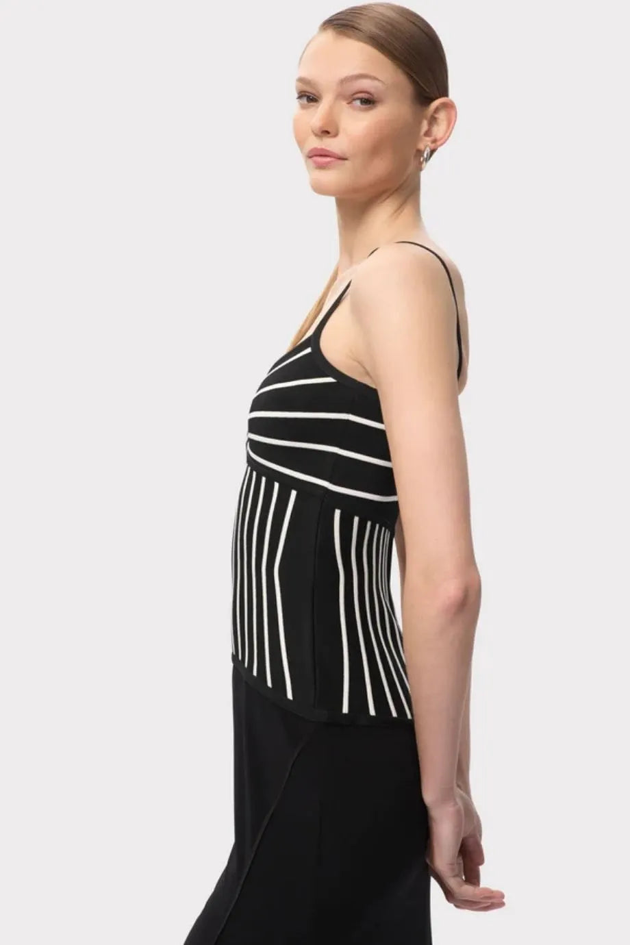 فستان ماكسي محبوك أوفيليا بدون أكمام باللون الأسود