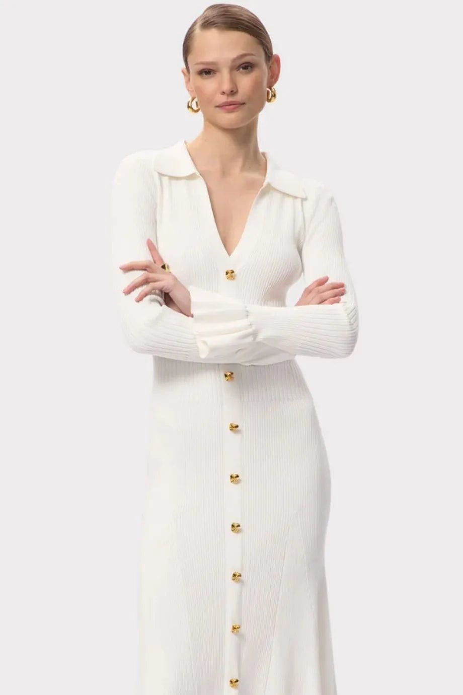 فستان ميدي هالي محبوك بأكمام طويلة وياقة V باللون الكريمي