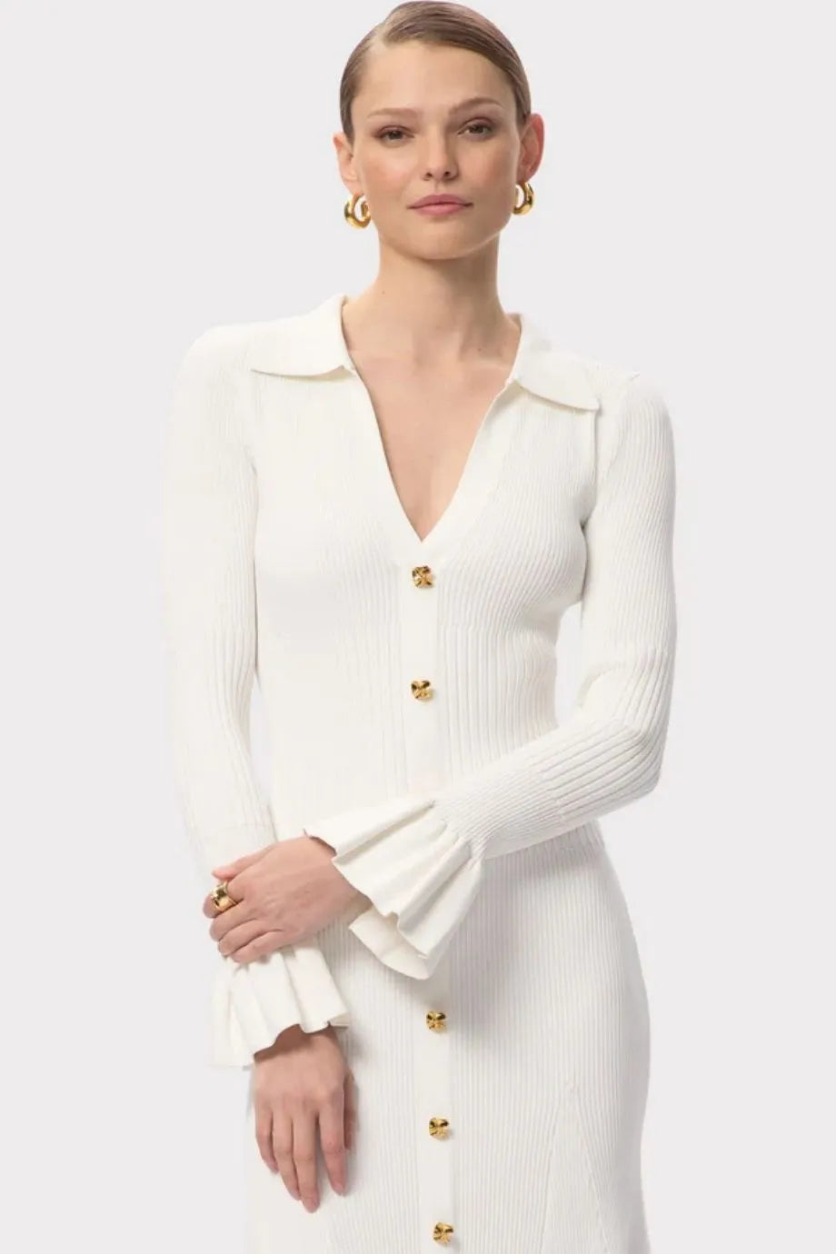 فستان ميدي هالي محبوك بأكمام طويلة وياقة V باللون الكريمي