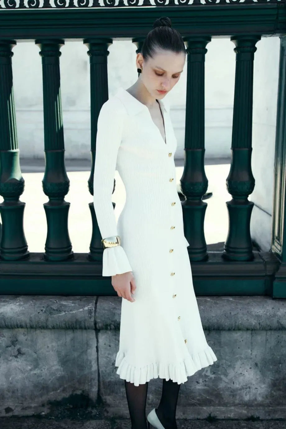 فستان ميدي هالي محبوك بأكمام طويلة وياقة V باللون الكريمي