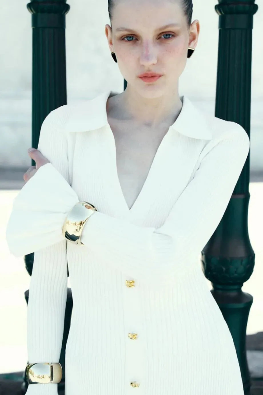 فستان ميدي هالي محبوك بأكمام طويلة وياقة V باللون الكريمي