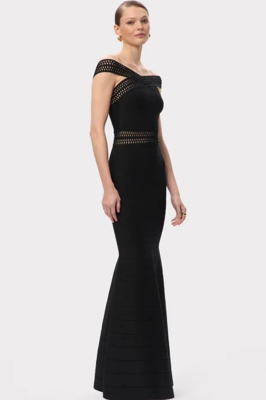 فستان ماكسي أوكتافيا محبوك مكشوف الكتفين باللون الأسود
