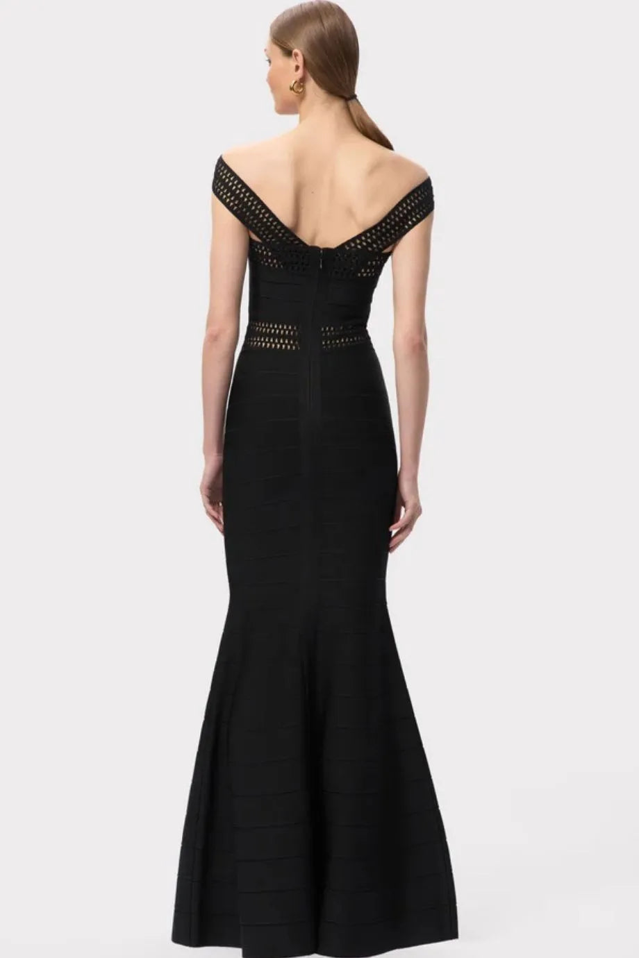 فستان ماكسي أوكتافيا محبوك مكشوف الكتفين باللون الأسود