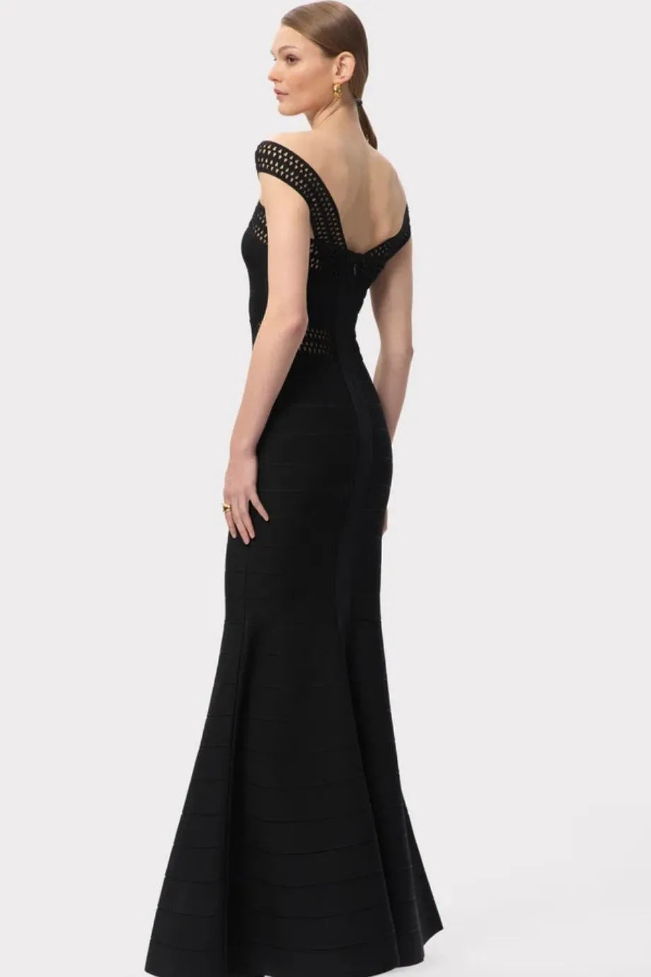 فستان ماكسي أوكتافيا محبوك مكشوف الكتفين باللون الأسود