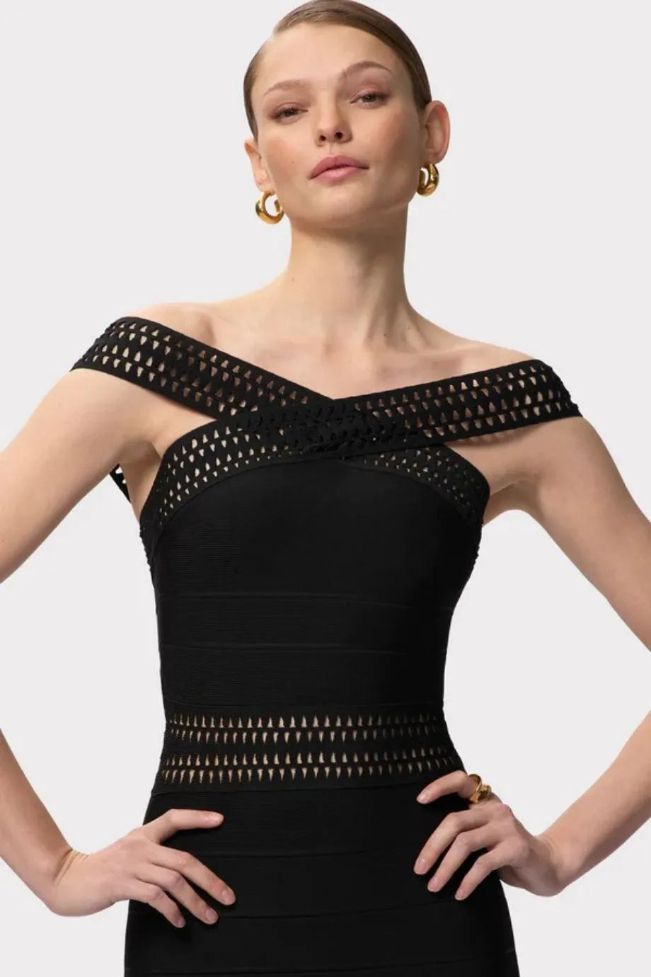 فستان ماكسي أوكتافيا محبوك مكشوف الكتفين باللون الأسود