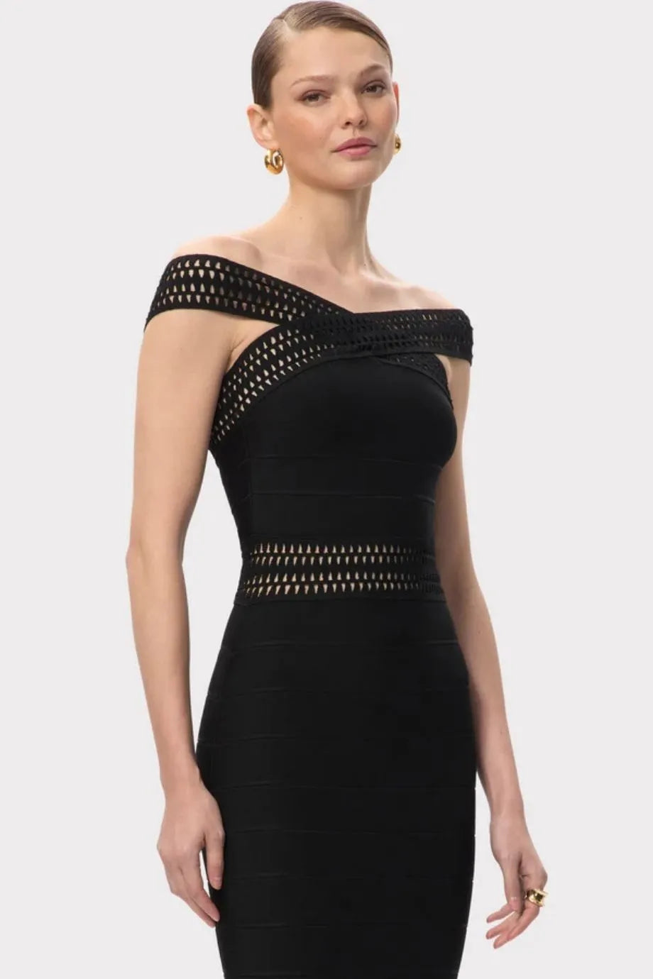 فستان ماكسي أوكتافيا محبوك مكشوف الكتفين باللون الأسود