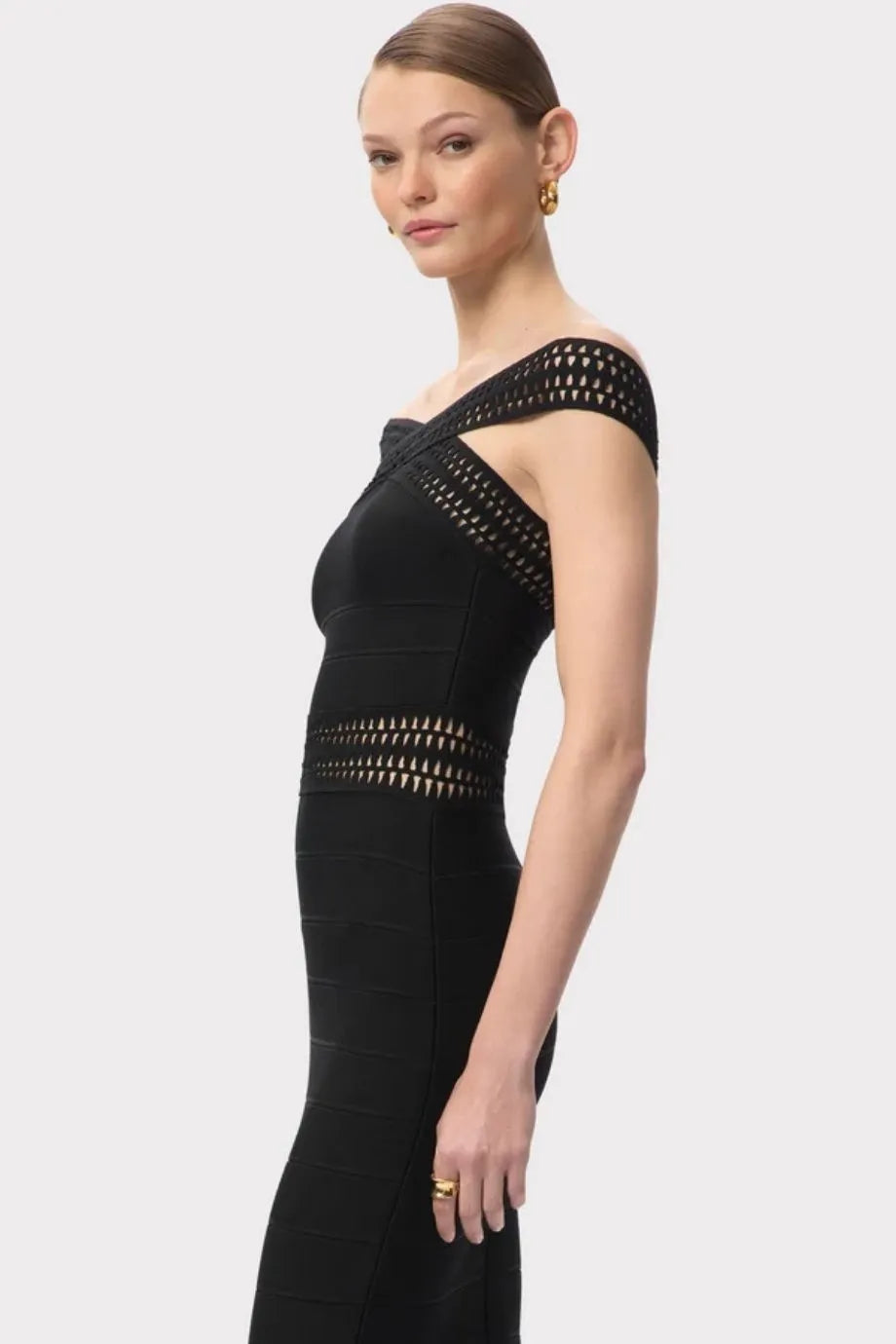 فستان ماكسي أوكتافيا محبوك مكشوف الكتفين باللون الأسود