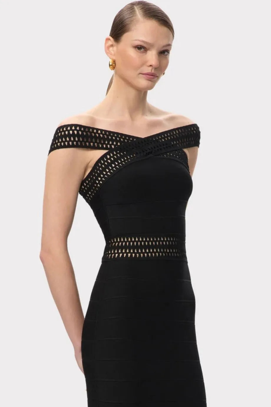 فستان ماكسي أوكتافيا محبوك مكشوف الكتفين باللون الأسود