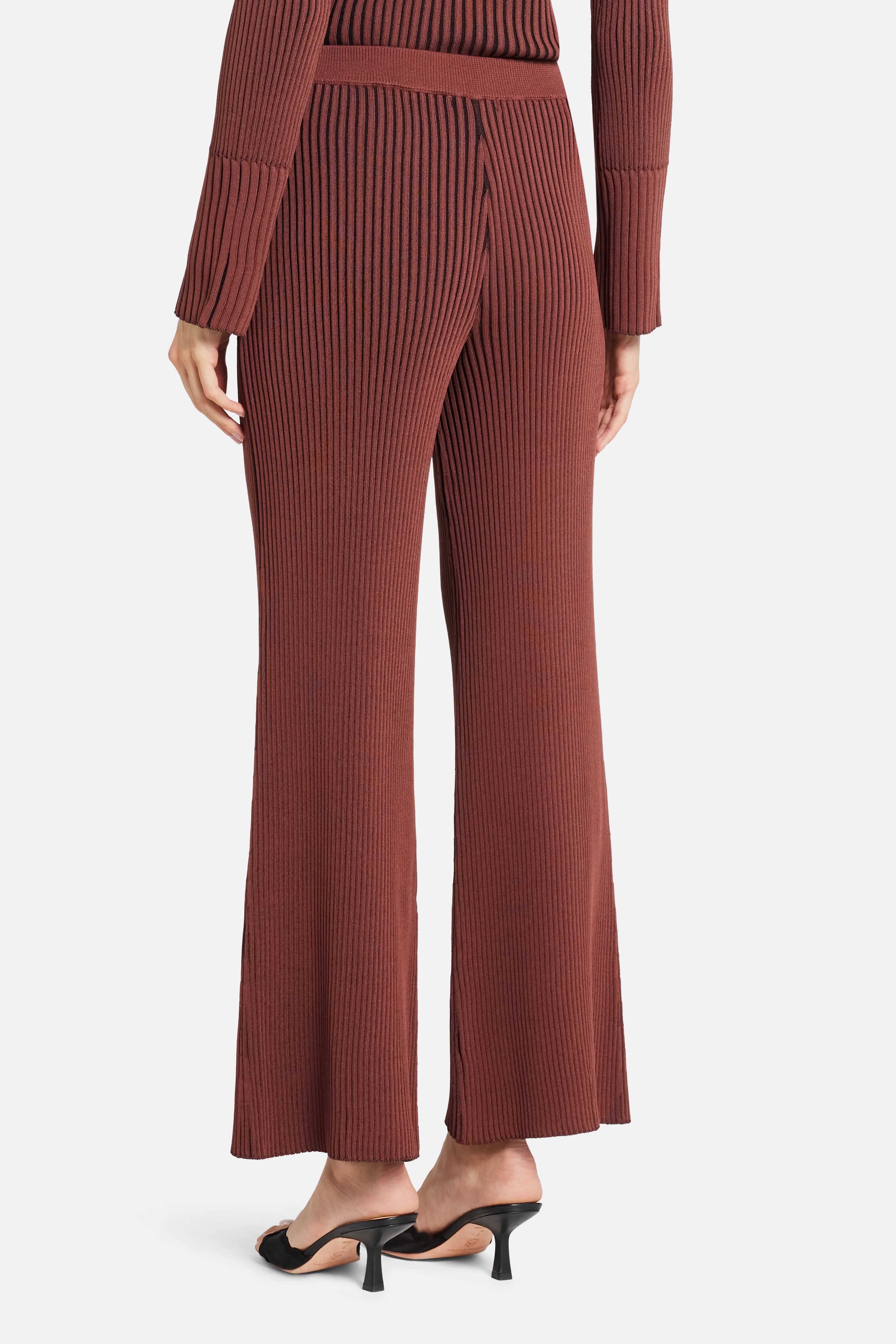 بنطال محبوك فال باللون البني