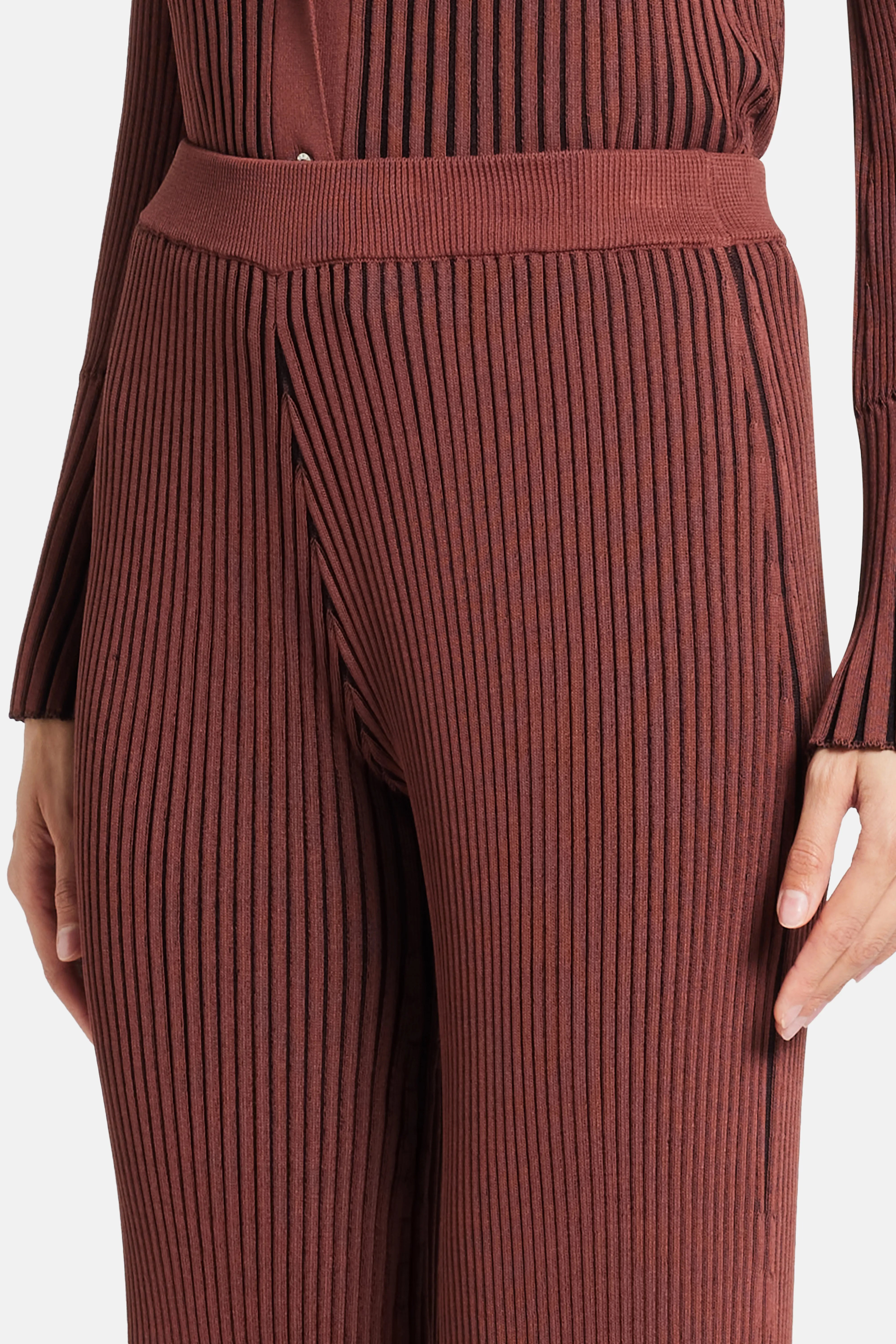 بنطال محبوك فال باللون البني