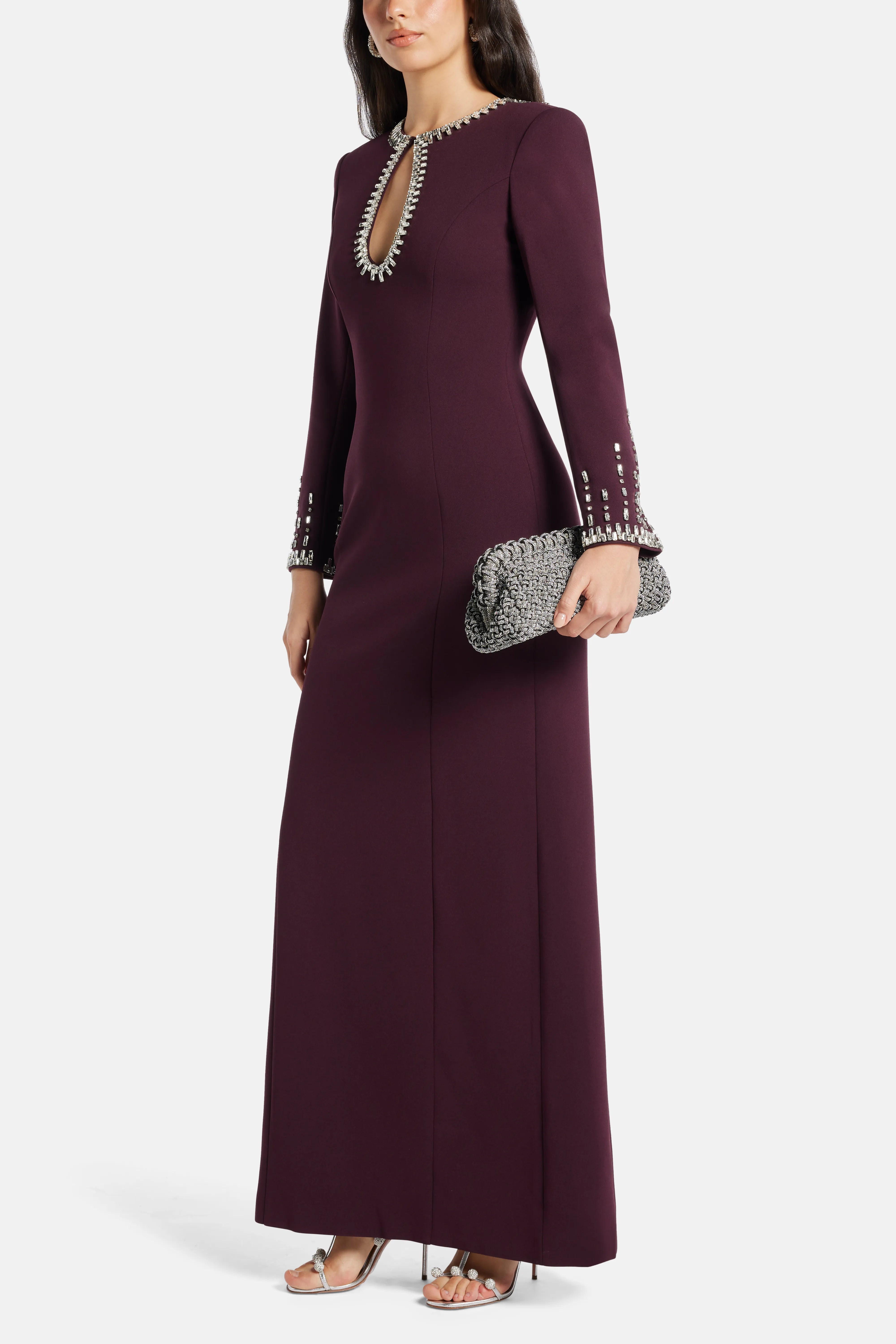 حقيبة كلاتش مزينة بالكريستالات باللون الأسود