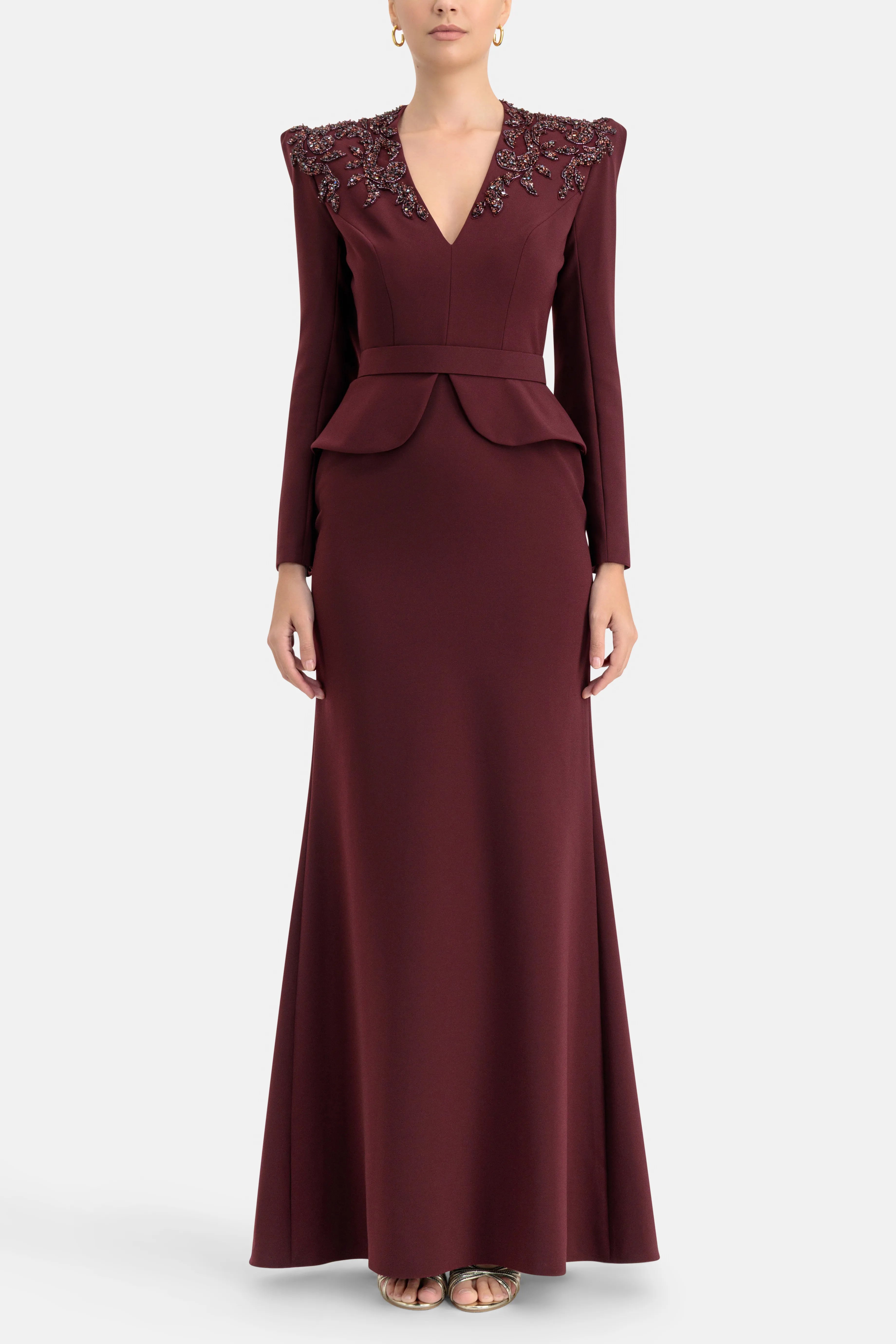 فستان سهرة مطرّز بالترتر مع حزام باللون العنابي