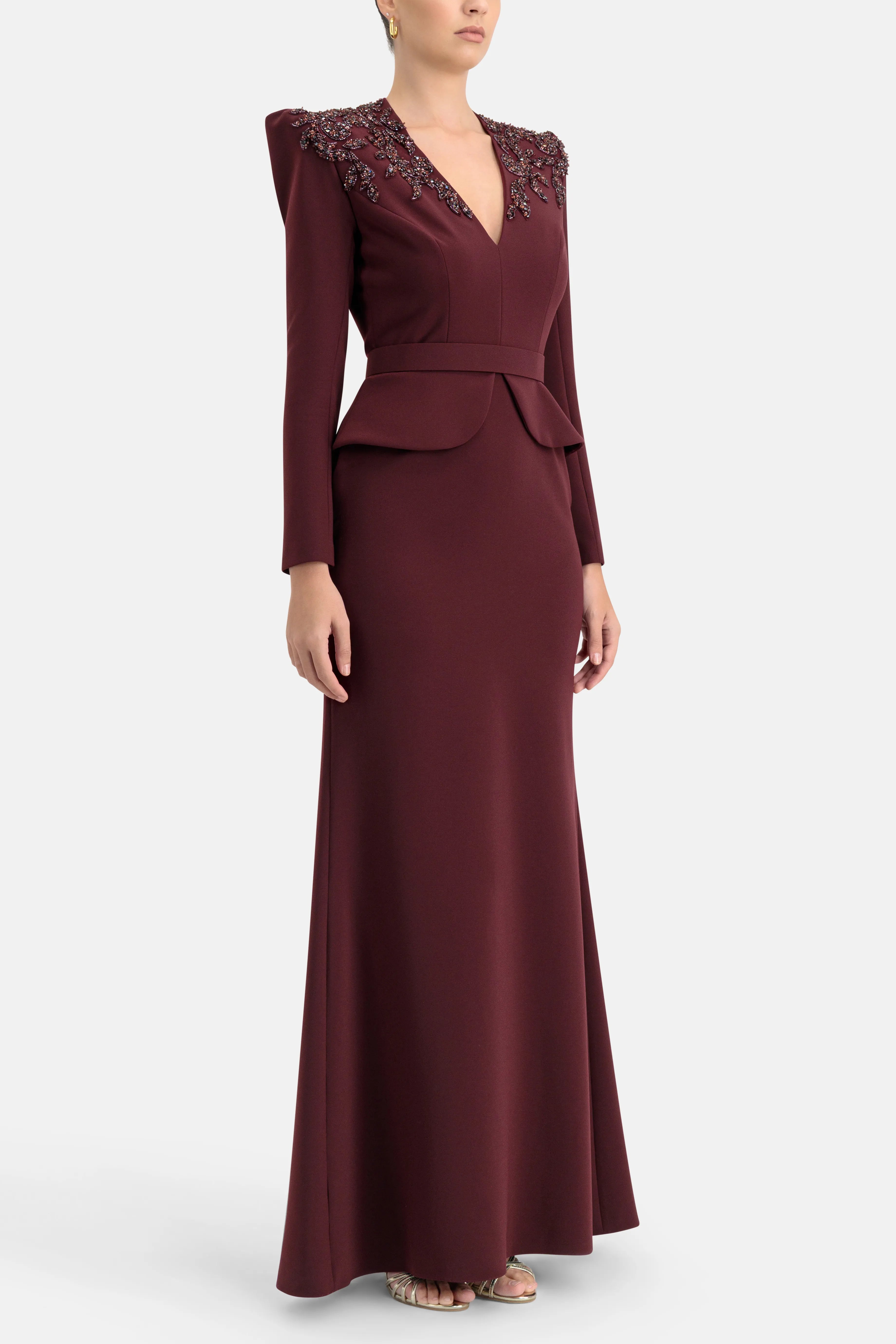 فستان سهرة مطرّز بالترتر مع حزام باللون العنابي