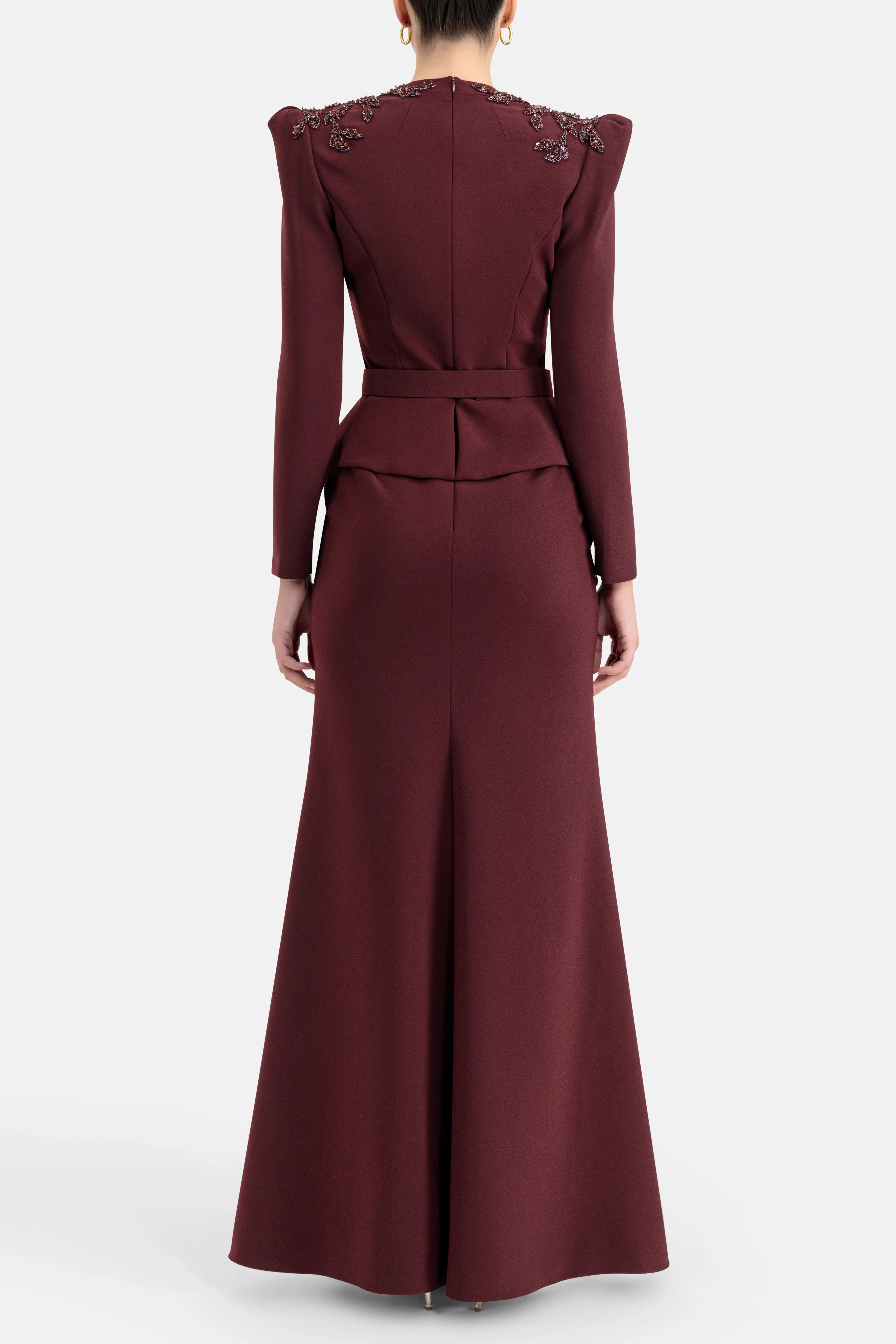 فستان سهرة مطرّز بالترتر مع حزام باللون العنابي