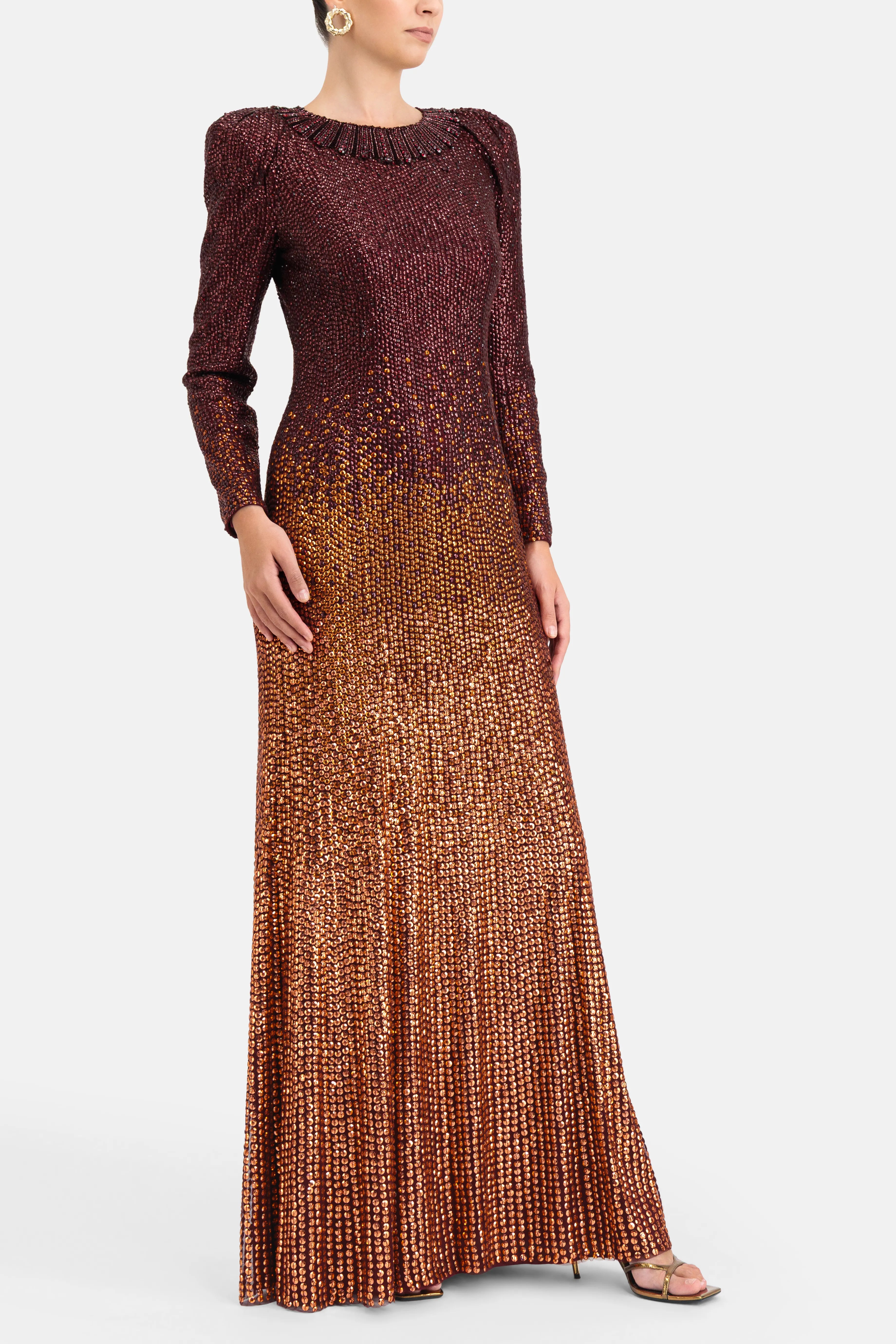 فستان سهرة جولييت مطرز بالترتر باللونين العنابي والذهبي