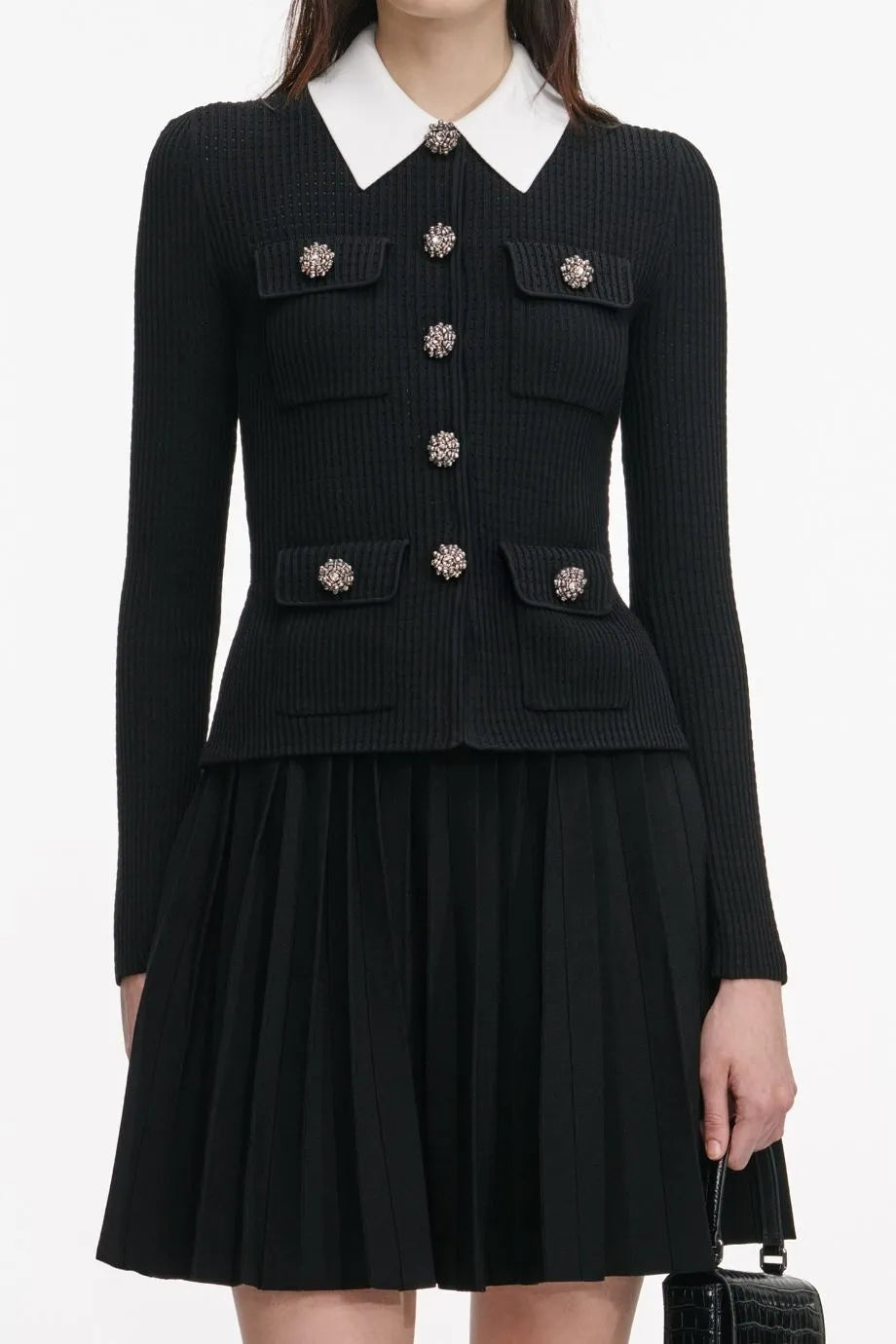 فستان قصير محبوك بياقة سوداء