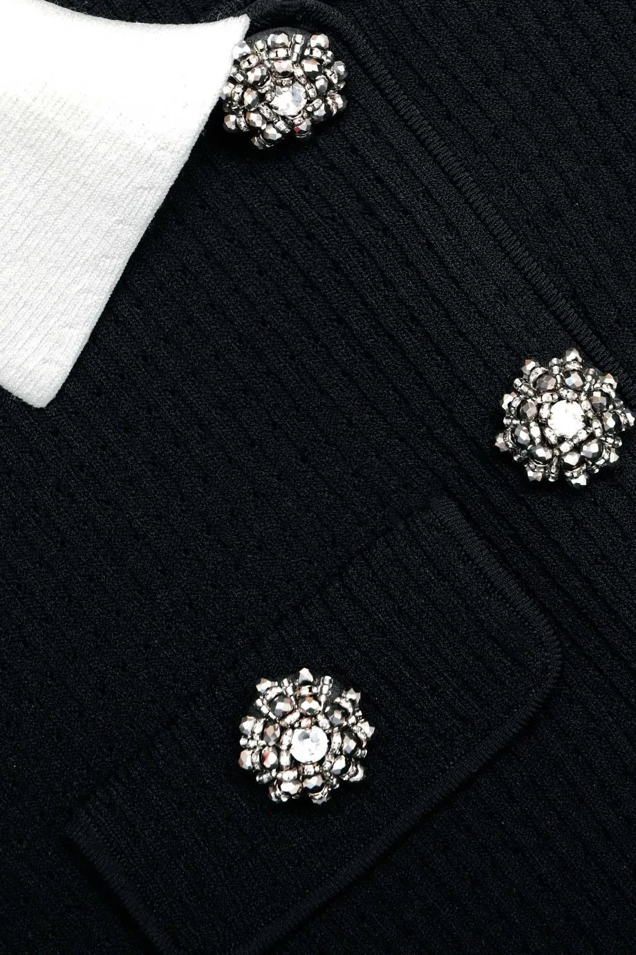 فستان قصير محبوك بياقة سوداء