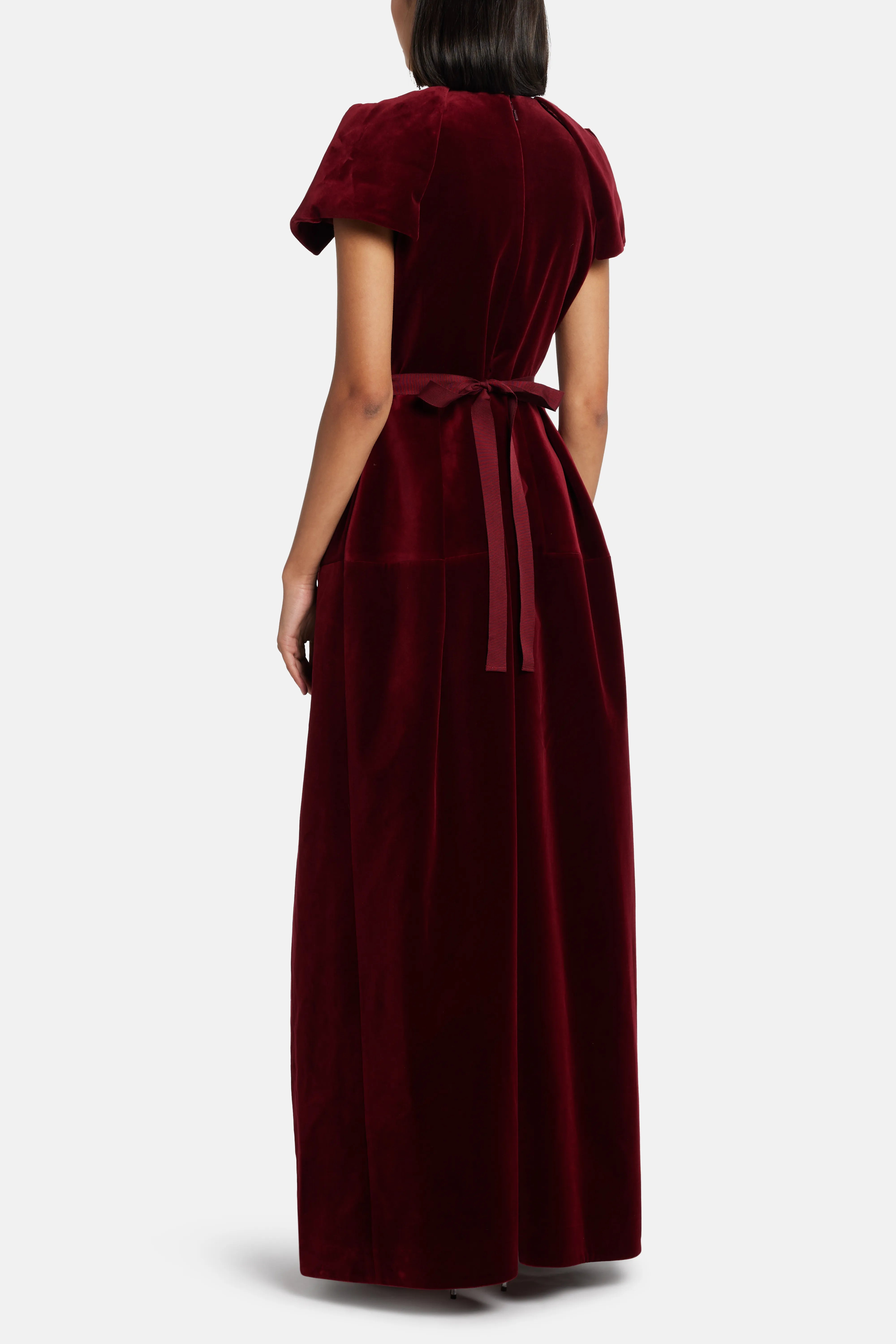 فستان سهرة مخملي باللون الكستنائي مع حزام كريستالي