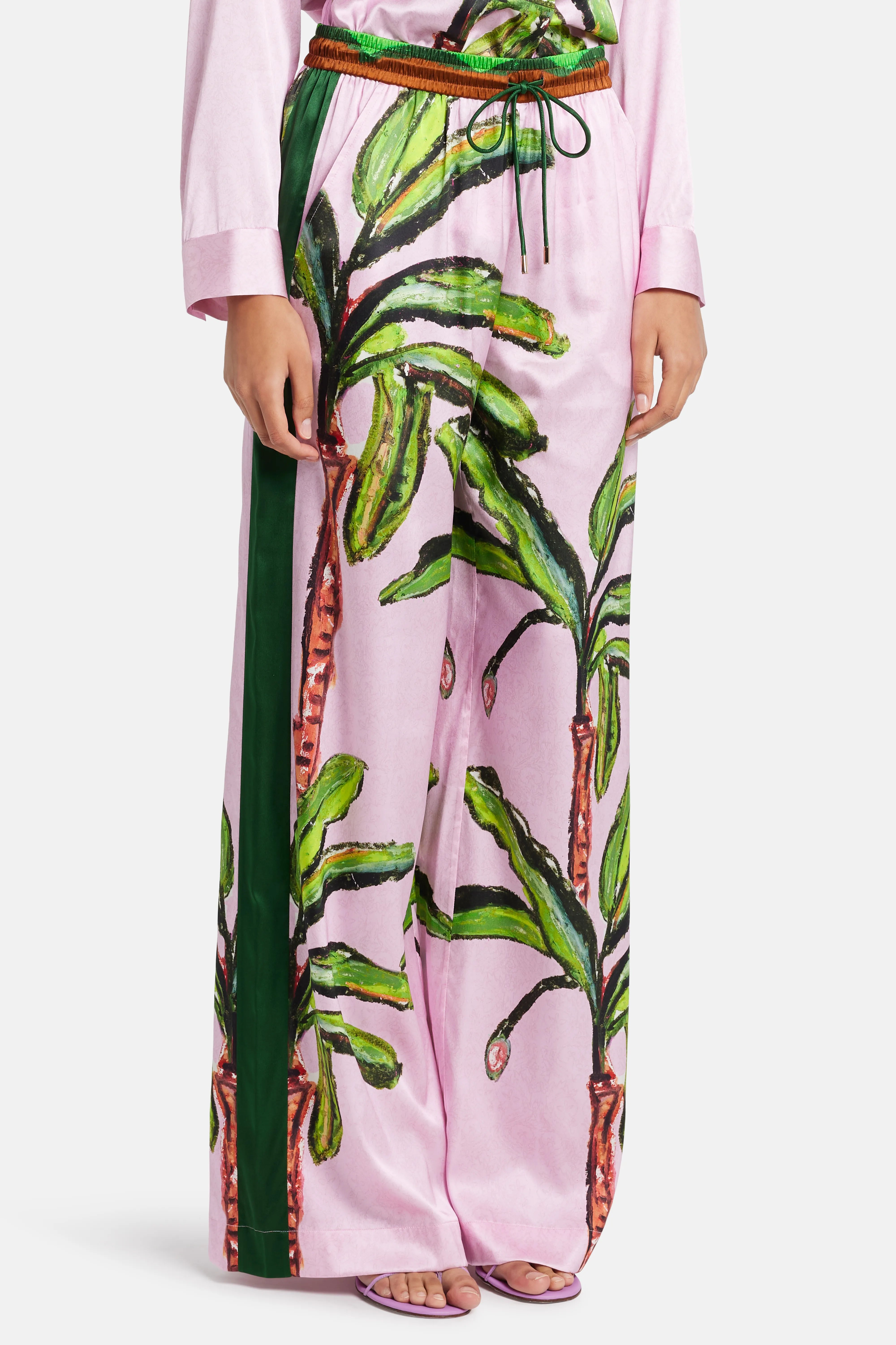 بنطال كومولاو واسع الساقين برباط من الحرير باللون الوردي