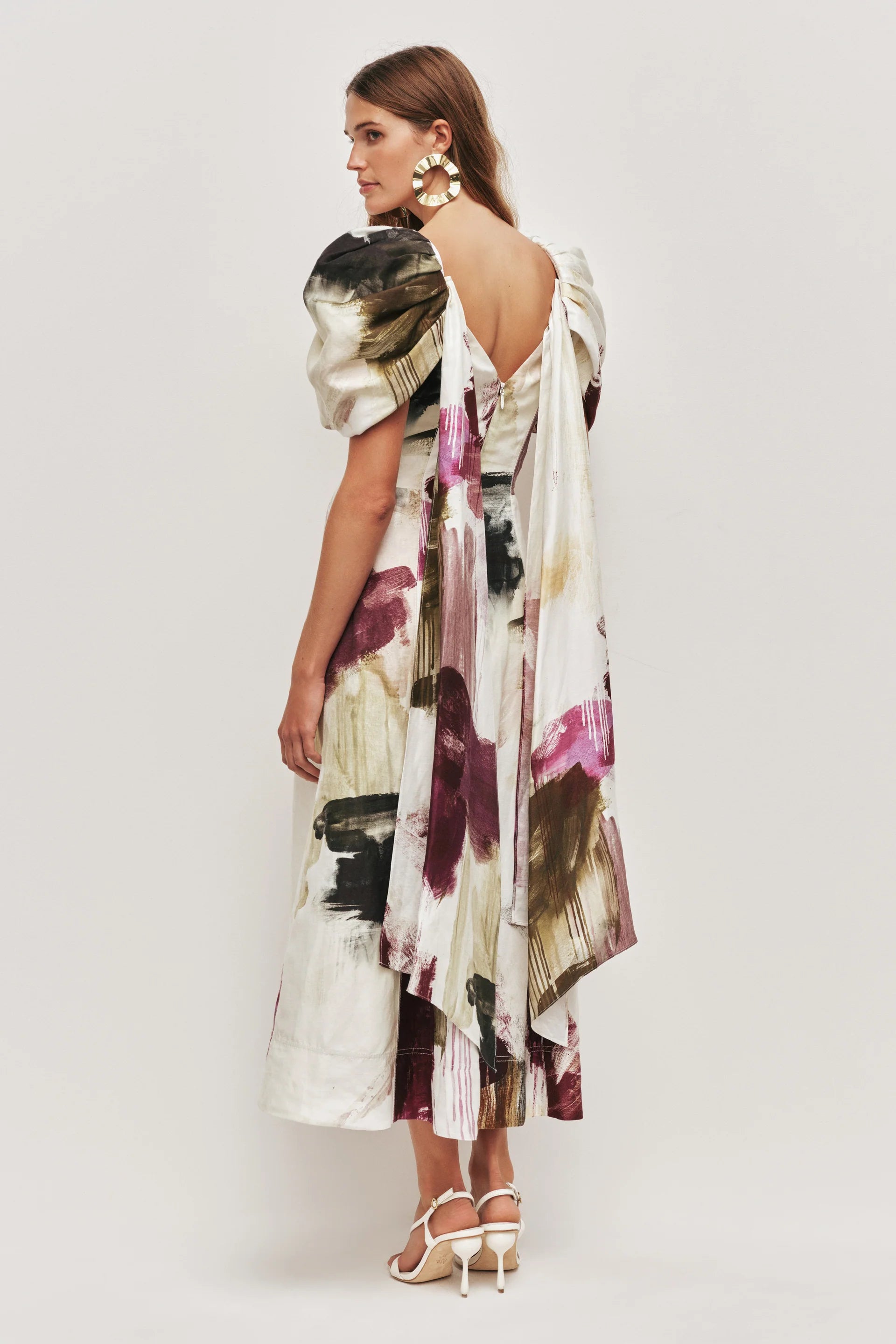 فستان بيسو ميدي بأكمام منتفخة باللون الأبيض