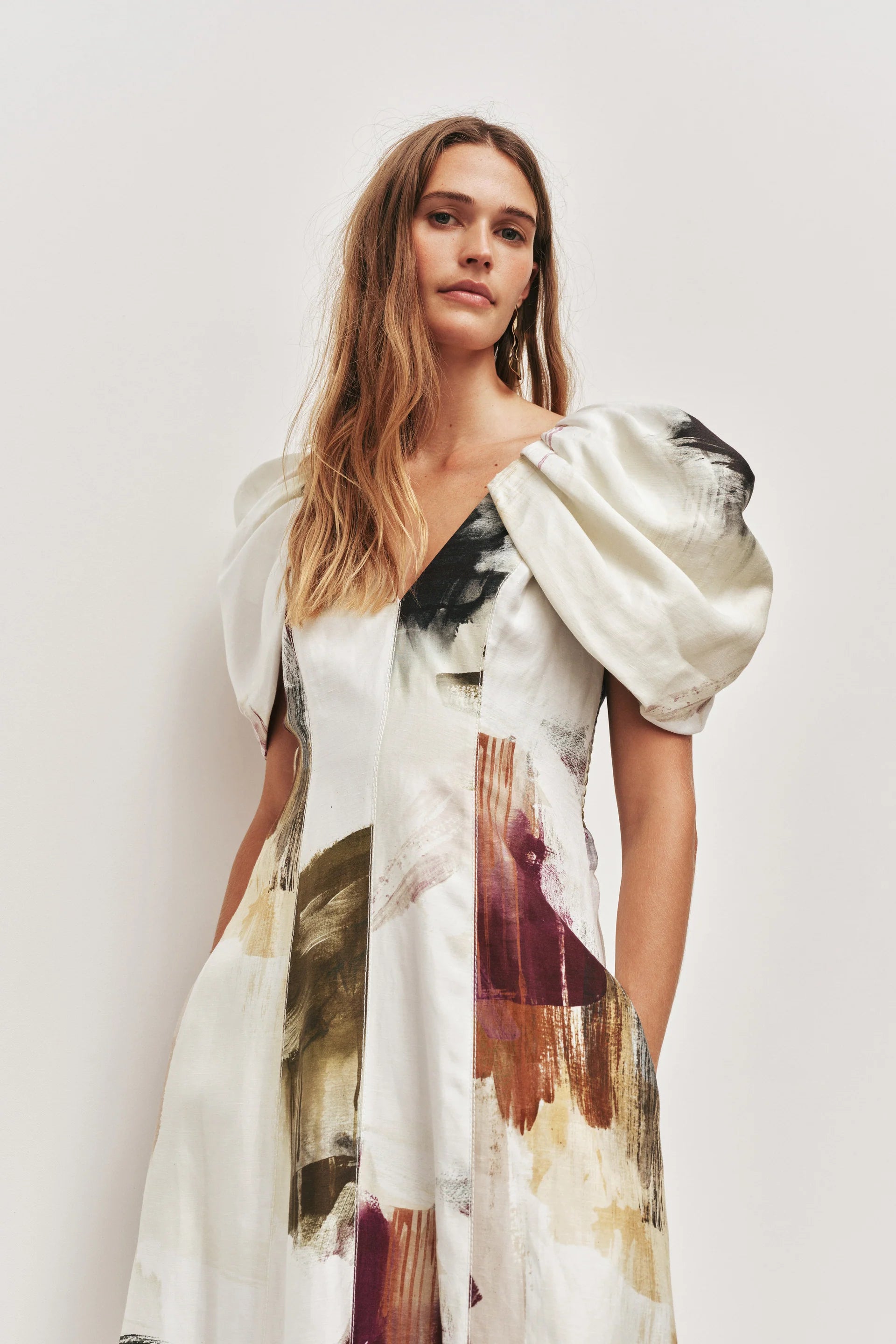 فستان بيسو ميدي بأكمام منتفخة باللون الأبيض