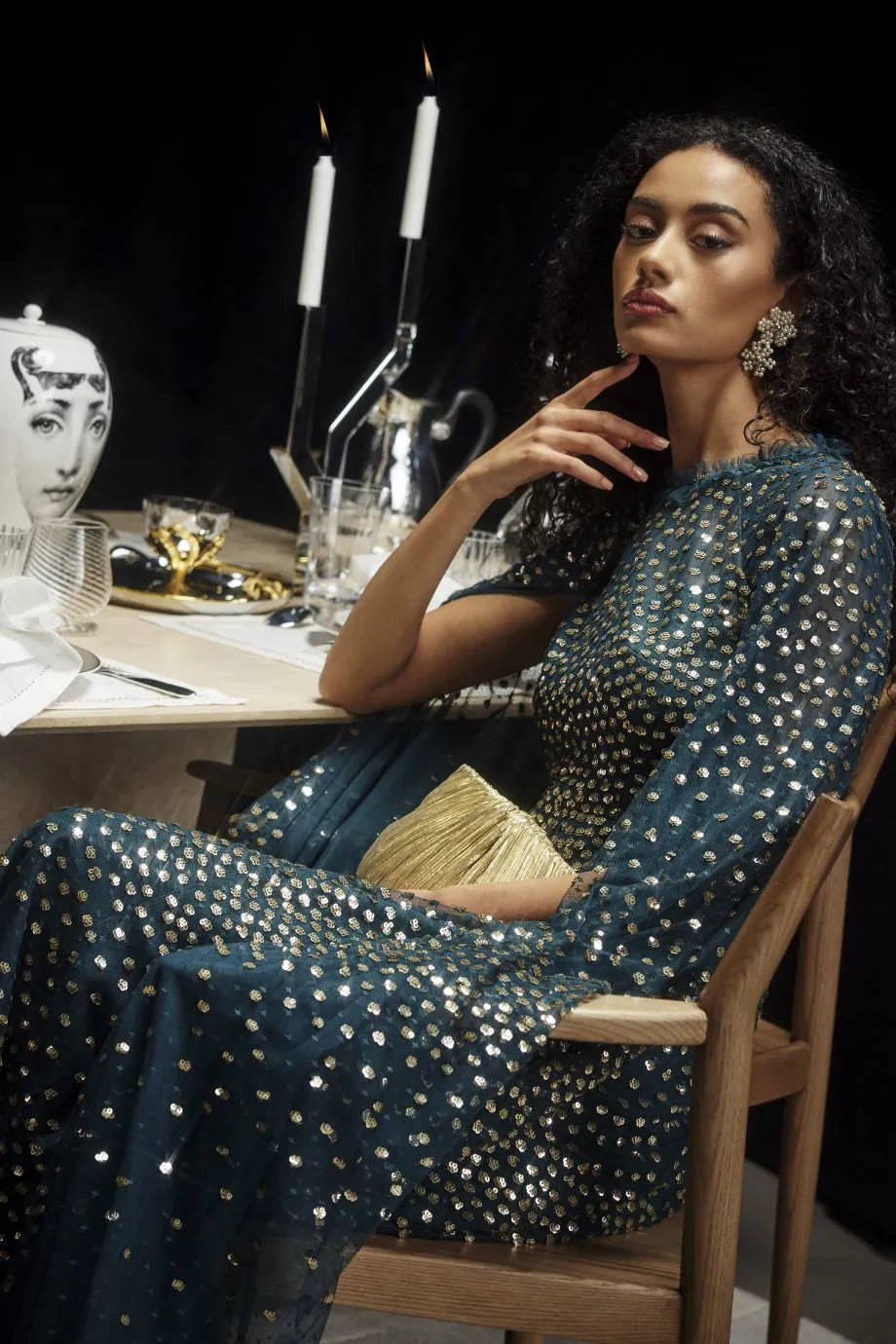 فستان سهرة بكاب مزين بالترتر باللون الأخضر